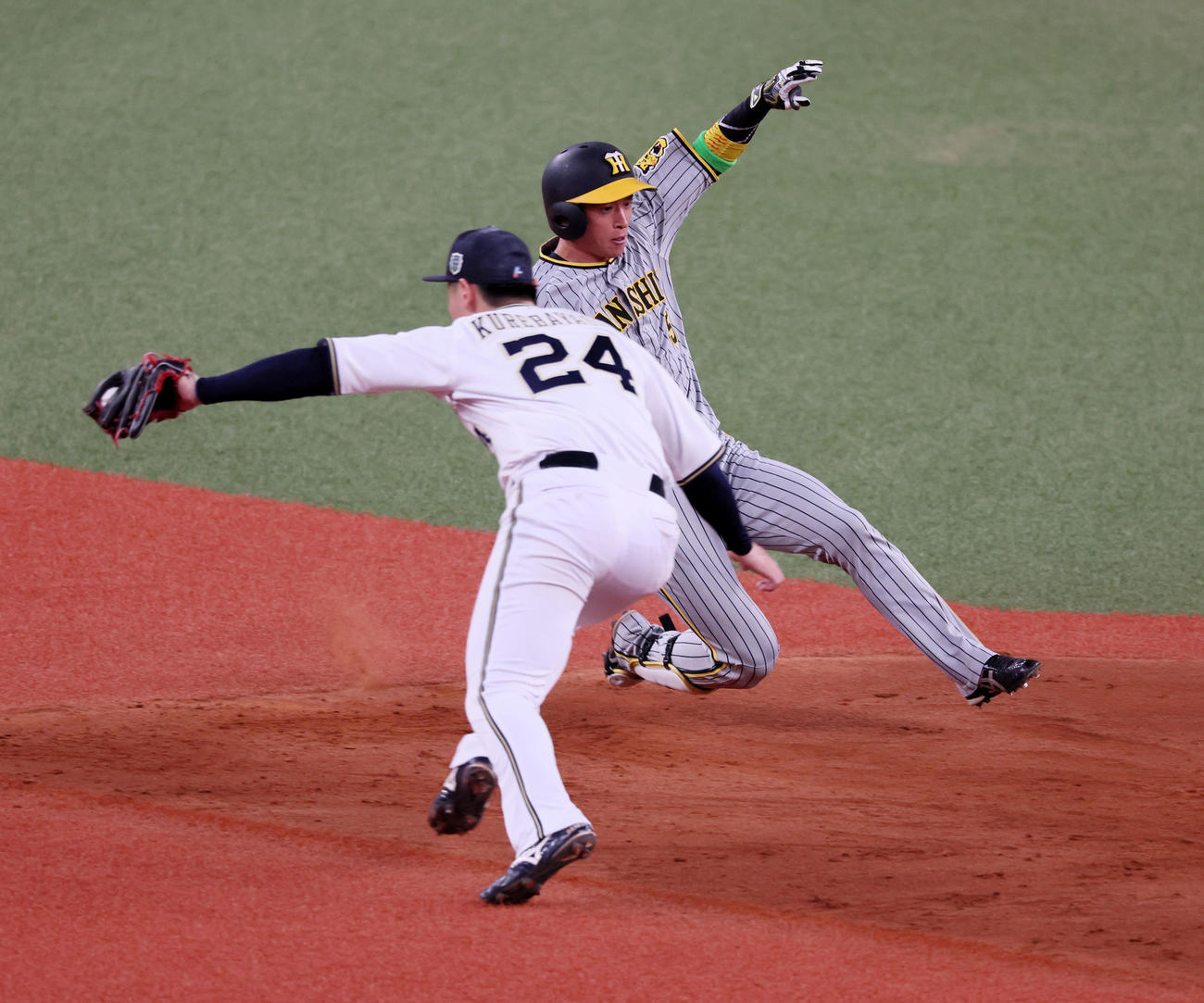 オリックス対阪神　9回表阪神無死、近本は中二塁打を放つ。野手は紅林（撮影・加藤哉）