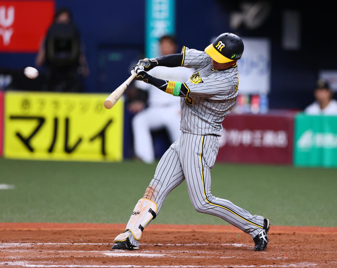 オリックス対阪神　9回表阪神無死、近本は右中間へ二塁打を放つ（撮影・上山淳一）