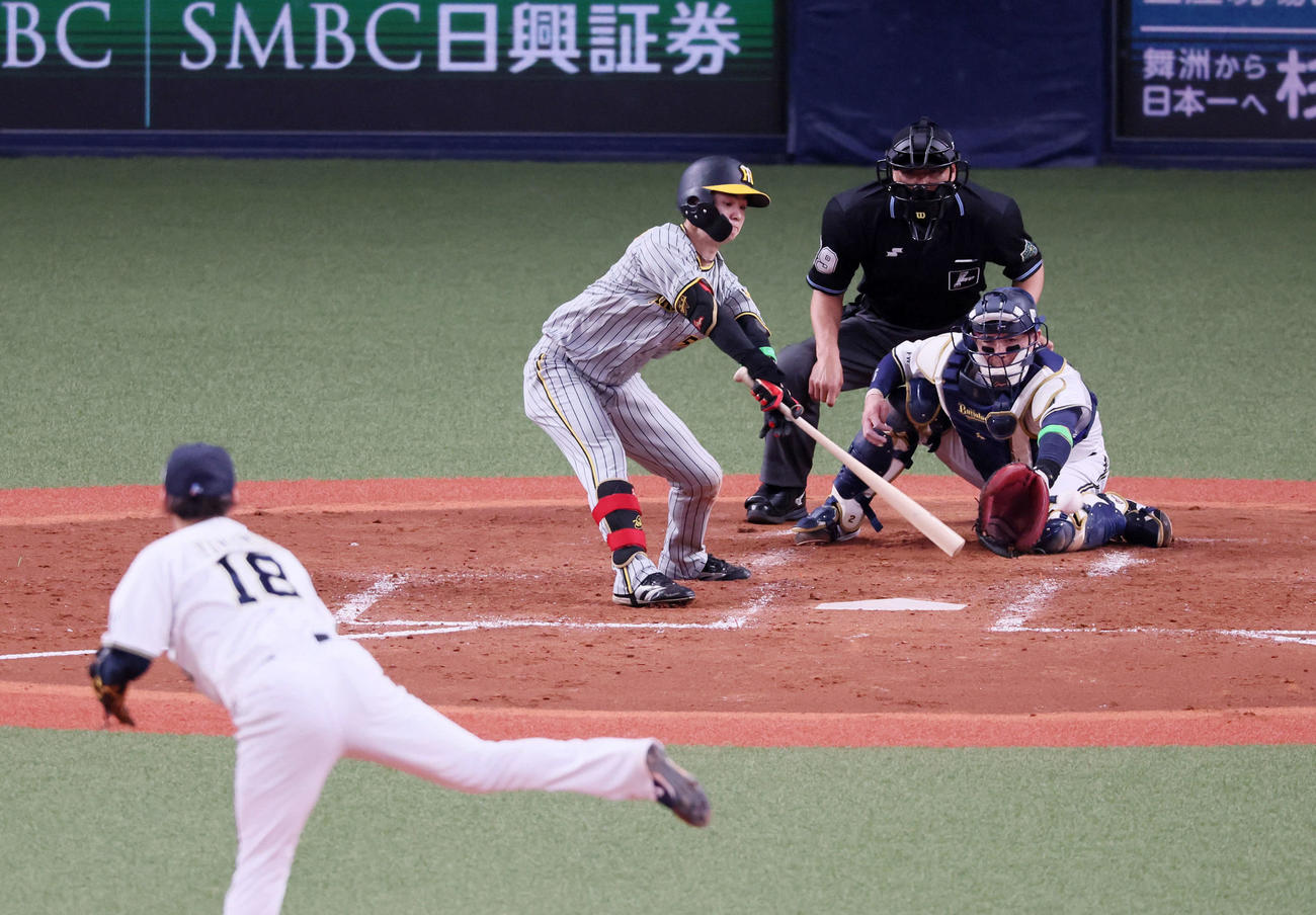 オリックス対阪神　5回表阪神2死三塁、左適時打を放つ中野。投手山本（撮影・加藤哉）