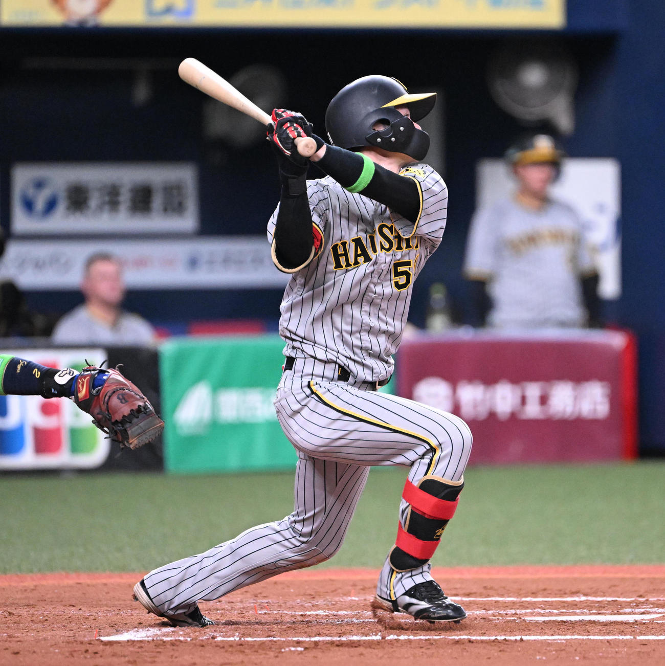 オリックス対阪神　6回表阪神2死満塁、左前適時打を放つ中野（撮影・和賀正仁）