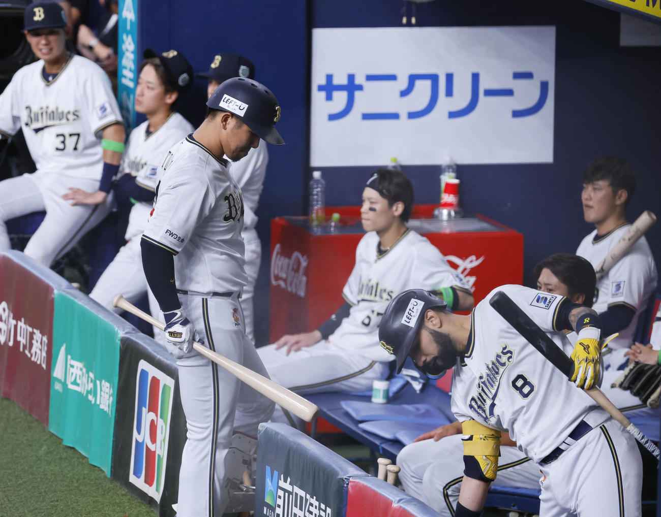 オリックス対阪神　5回裏オリックス無死二塁、三振に倒れベンチに戻る頓宮（撮影・藤尾明華）