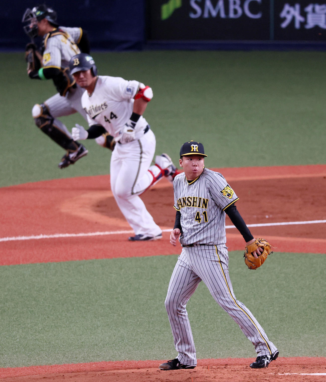 オリックス対阪神　2回裏オリックス1死、村上は頓宮の遊ゴロでバットが折れ肩をすくめて避ける（撮影・加藤哉）