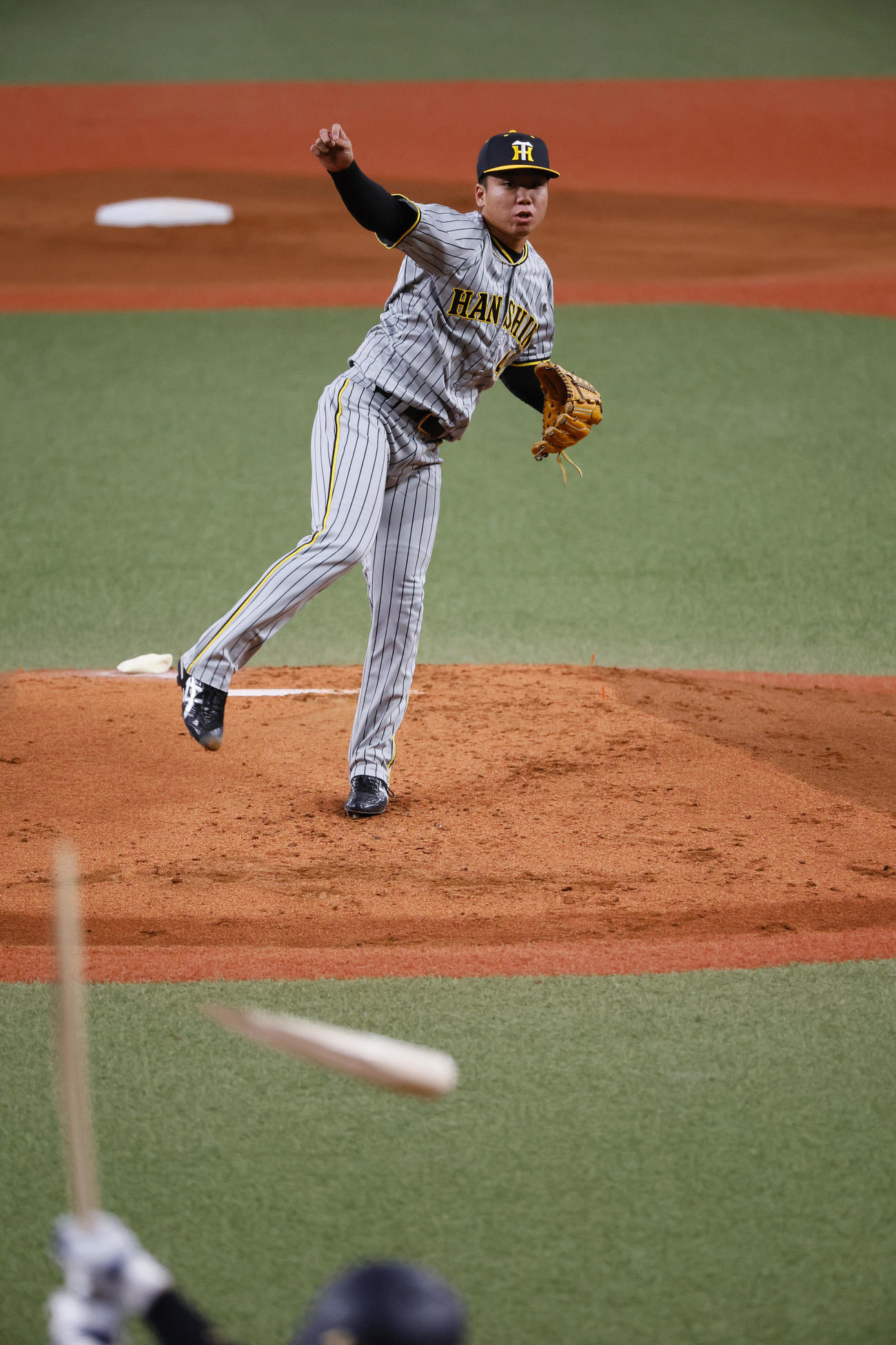 オリックス対阪神　2回裏オリックス1死、頓宮のバットをへし折り遊ゴロに打ち取る阪神村上（撮影・藤尾明華）