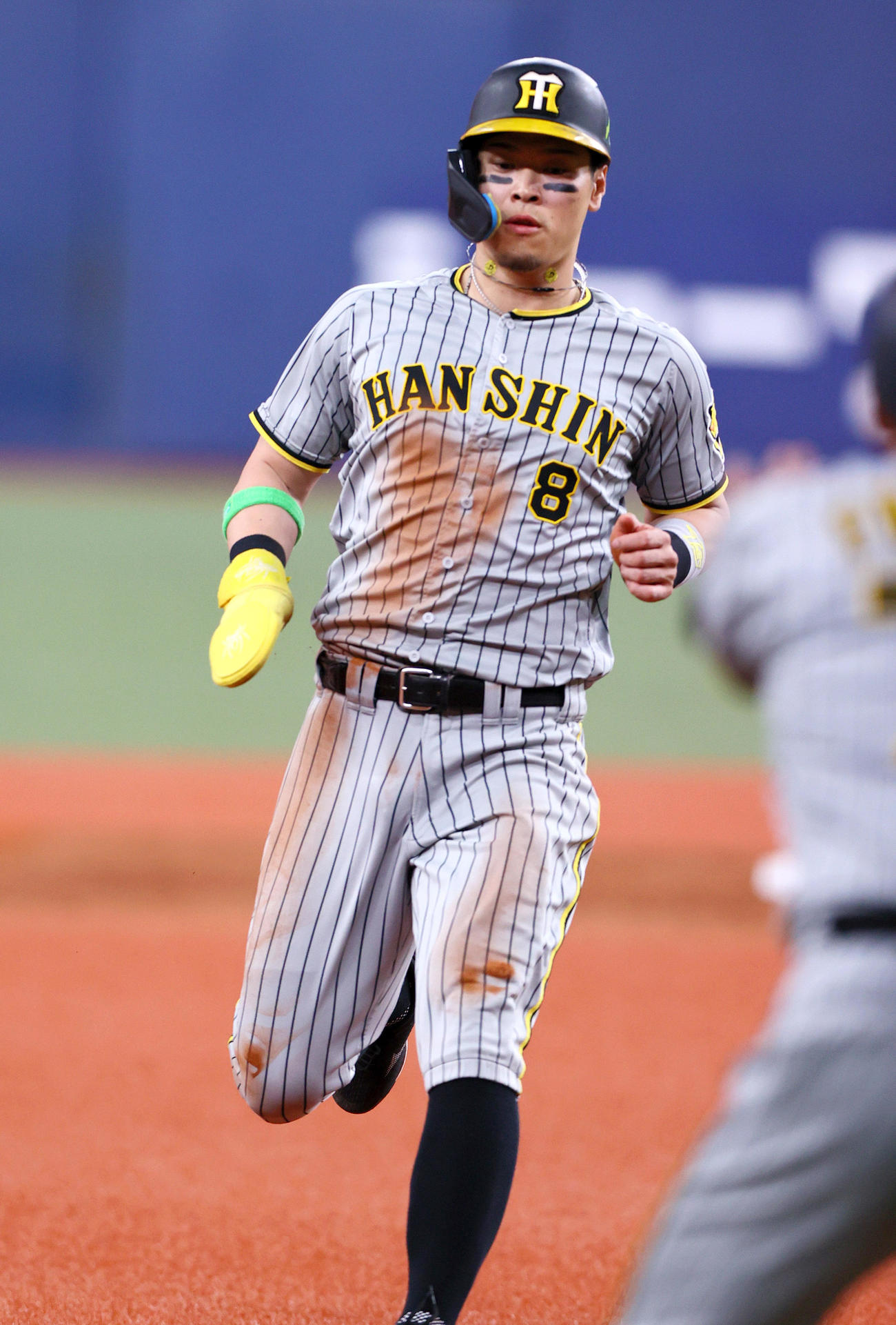オリックス対阪神　5回表阪神無死二塁、二走佐藤輝はノイジーの右飛で三塁に向かう（撮影・上山淳一）