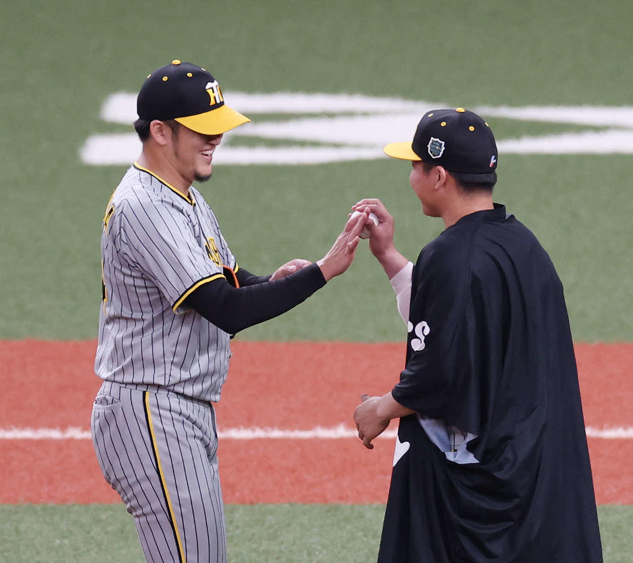 オリックス対阪神　勝利球を阪神村上（右）に渡す岩貞（撮影・宮地輝）