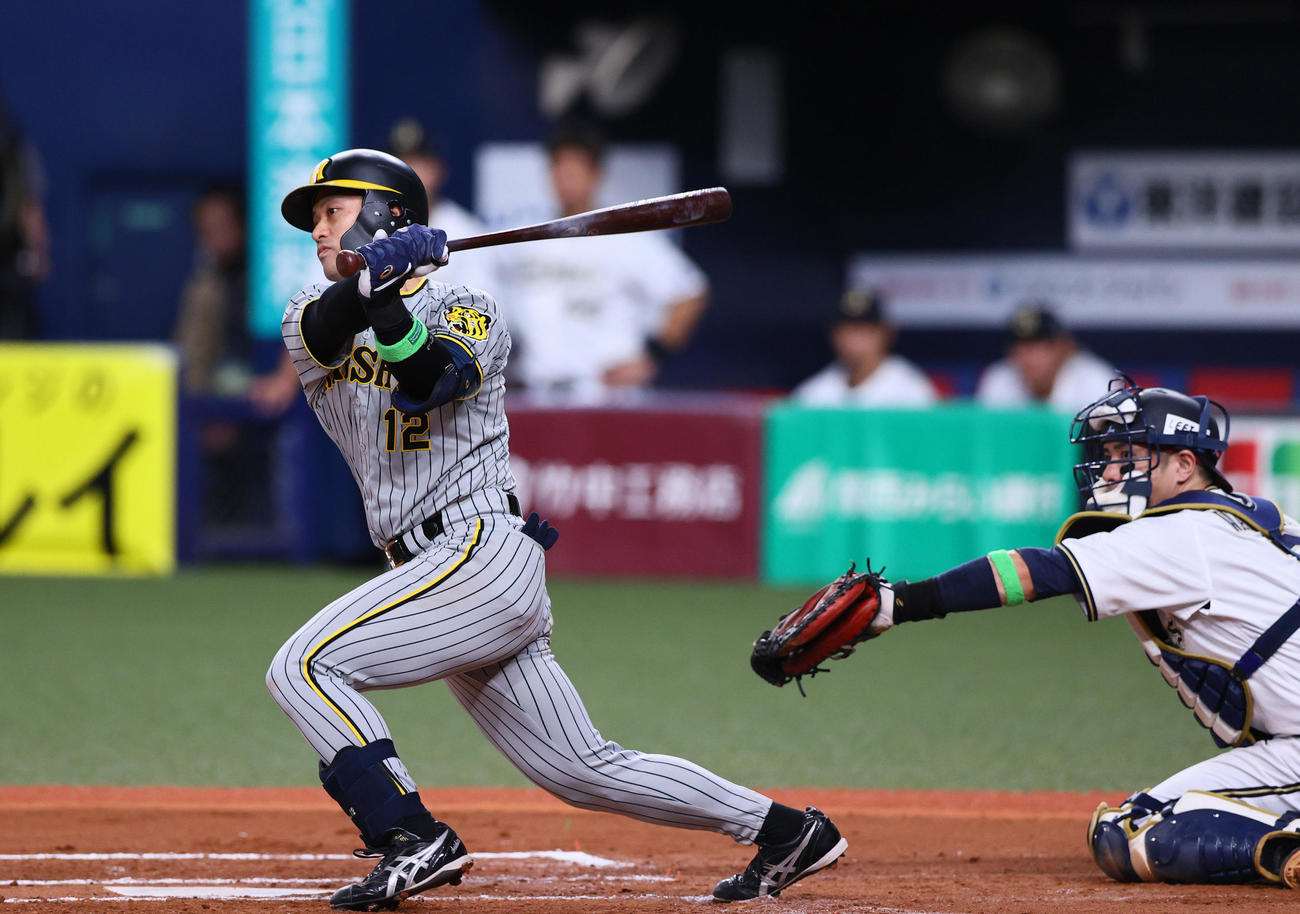 オリックス対阪神　6回表阪神2死一、二塁、坂本は左適時二塁打を放つ（撮影・上山淳一）