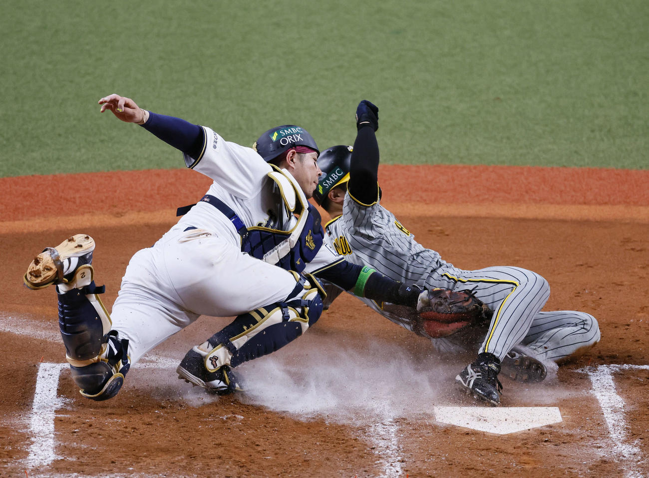 オリックス対阪神　6回表阪神2死満塁、中野の左前適時打でホームを狙うもアウトになる二走坂本。捕手若月（撮影・藤尾明華）