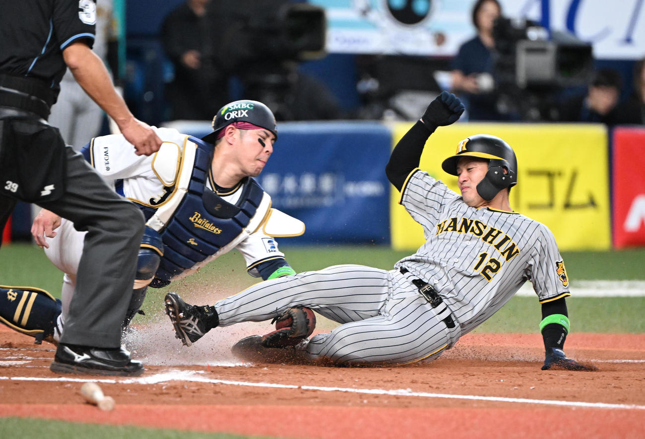 オリックス対阪神　6回表阪神2死満塁、中野の左前打で本塁を狙った坂本はタッチアウト、捕手若月（撮影・和賀正仁）