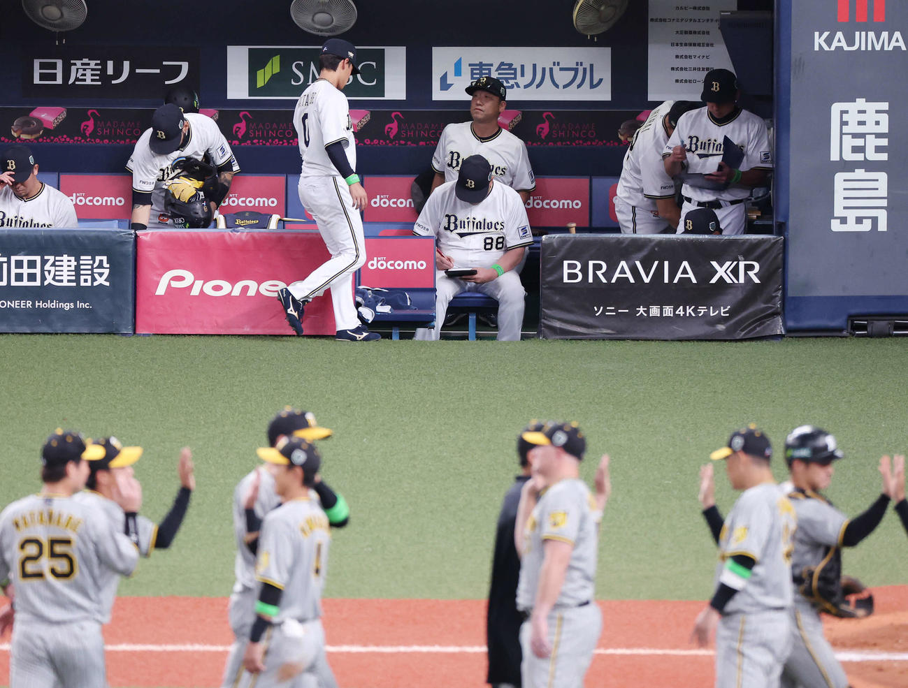 オリックス対阪神　阪神の選手たちが勝利のタッチを交わす中、ベンチに座るオリックス中嶋監督（撮影・宮地輝）