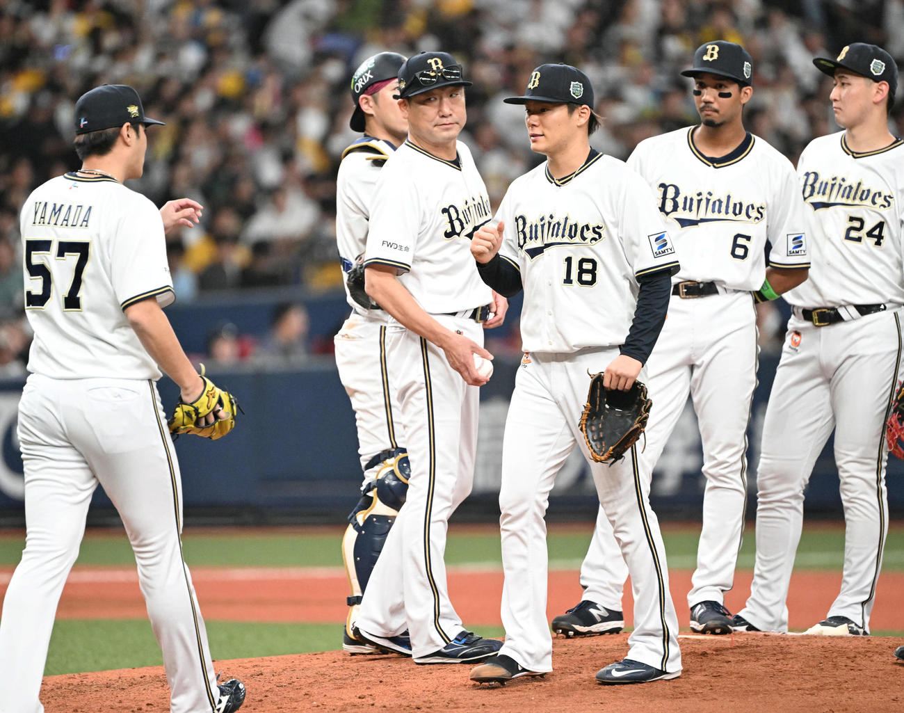オリックス対阪神　6回表阪神2死一、二塁、坂本に適時二塁打を浴び降板する山本（右から3人目）。同4人目は中嶋監督（撮影・和賀正仁）