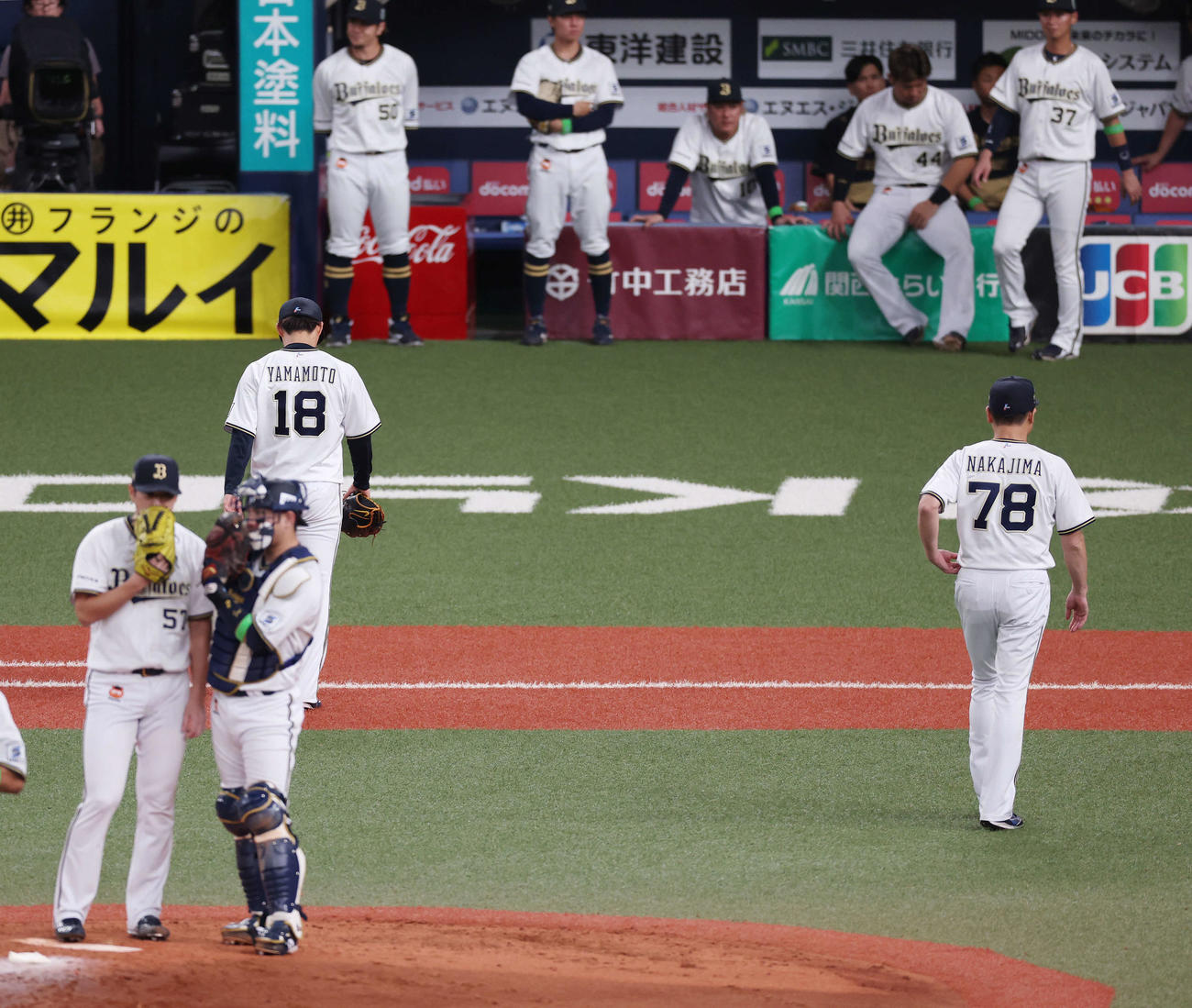 オリックス対阪神　6回表途中降板となりベンチに下がる山本（左）と中嶋監督（撮影・宮地輝）