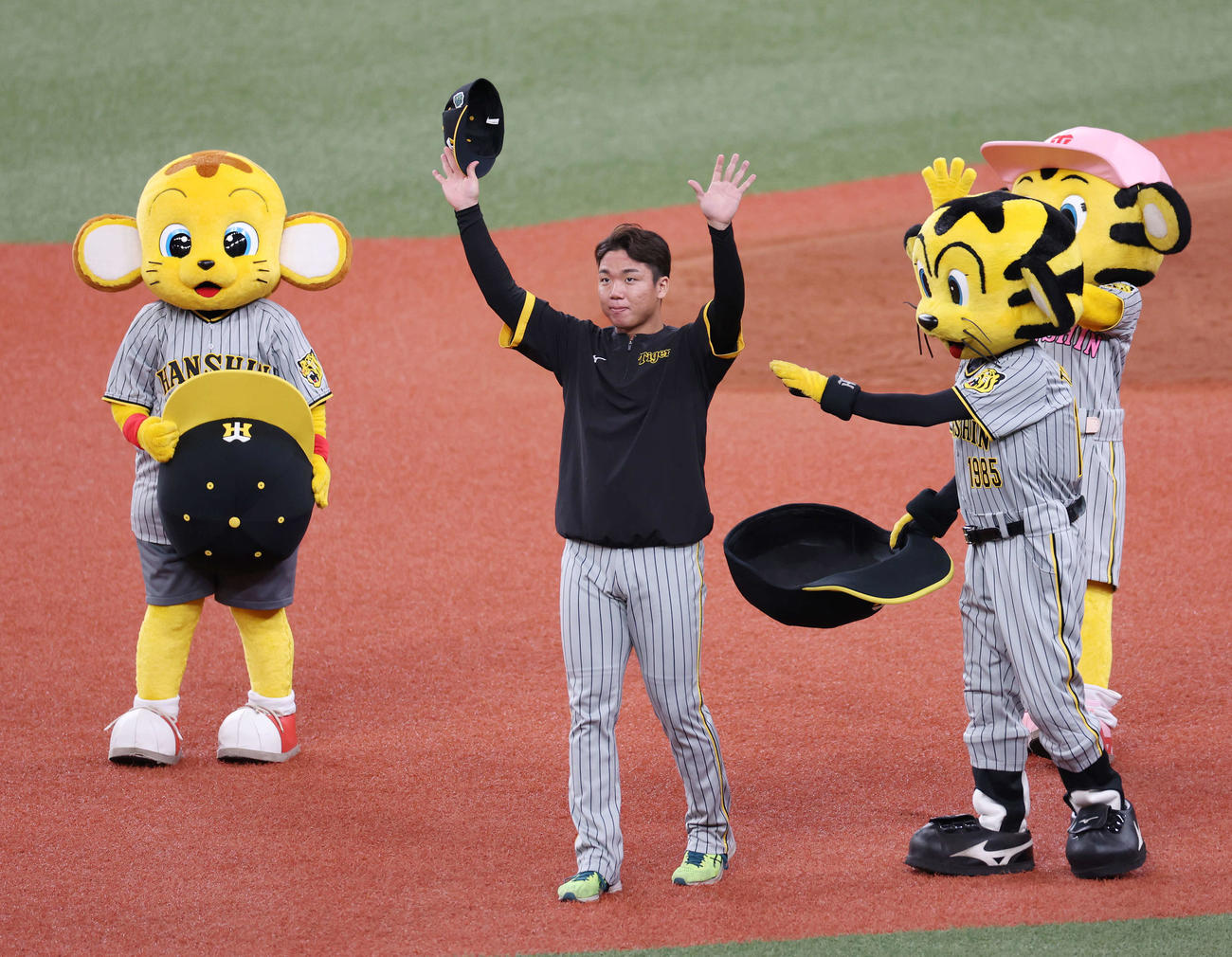 オリックス対阪神　勝利し、マスコットとファンにあいさつする阪神村上、左からキー太、1人おいてトラッキー、ラッキー（撮影・宮地輝）