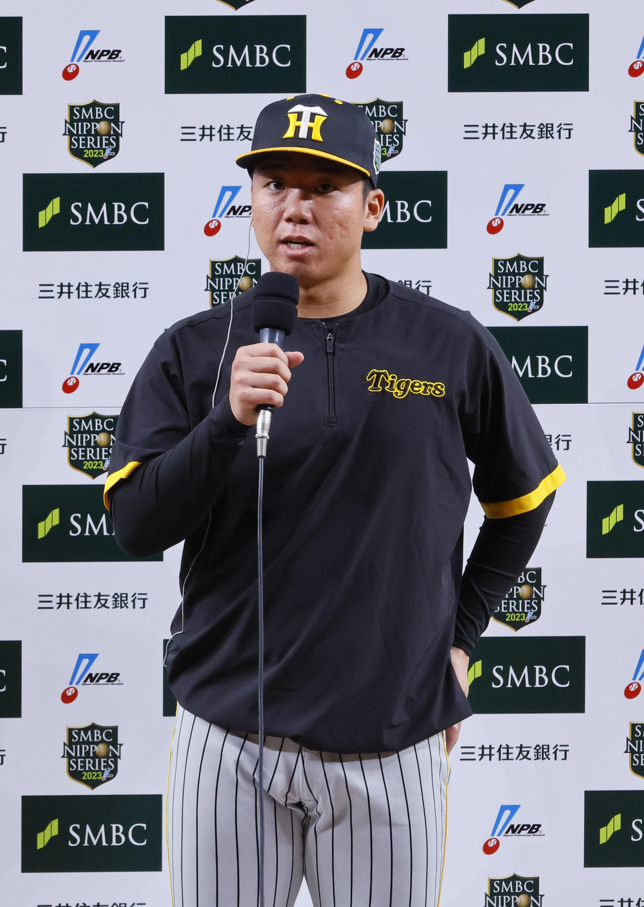 オリックス対阪神　ヒーローインタビューに答える阪神村上（撮影・藤尾明華）