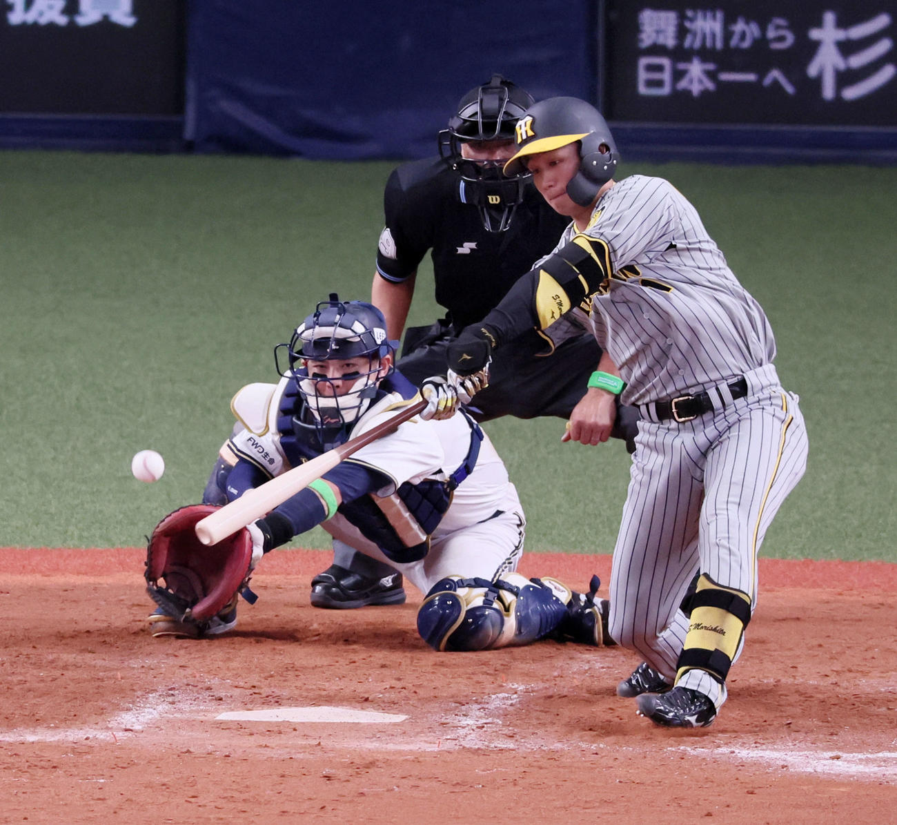オリックス対阪神　9回表阪神1死二塁、中前打を放つ森下（撮影・加藤哉）