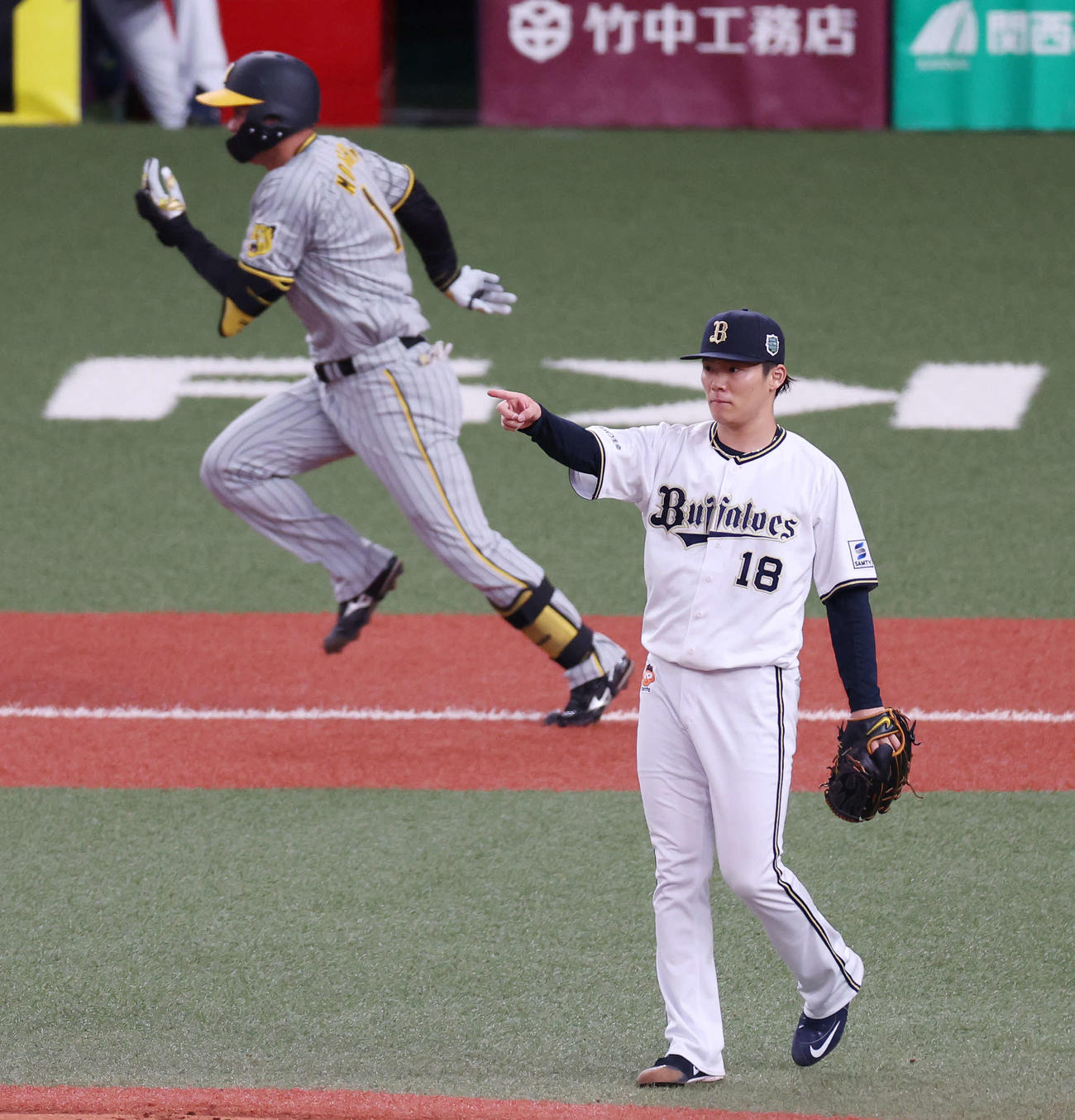 オリックス対阪神　4回表阪神無死一、二塁、森下（後方）を遊併殺打にする山本（撮影・宮地輝）