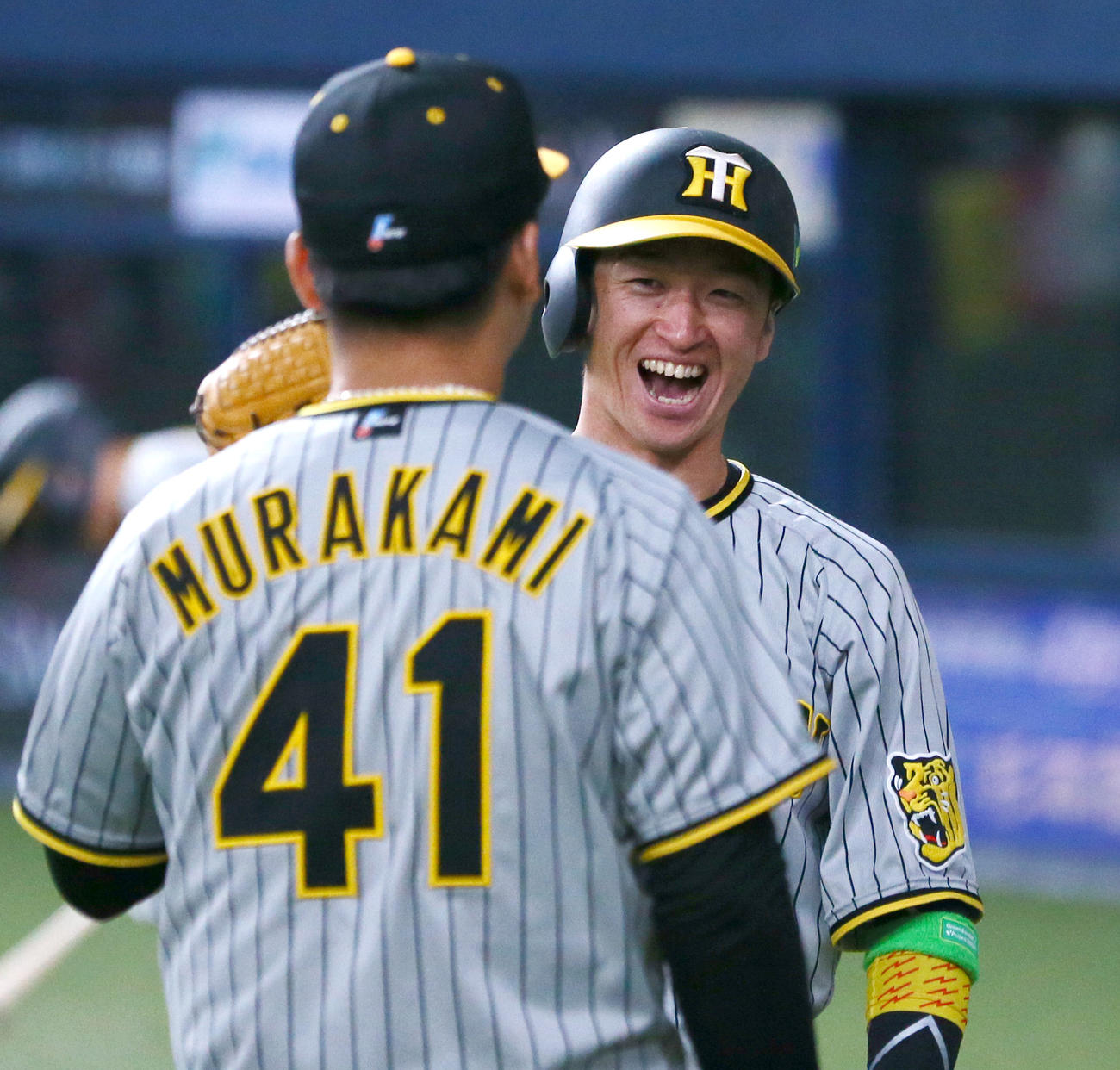 オリックス対阪神　5回表阪神2死三塁、中野の左前適時打で生還しベンチ前の村上の出迎えに笑顔を見せる近本（撮影・上山淳一）