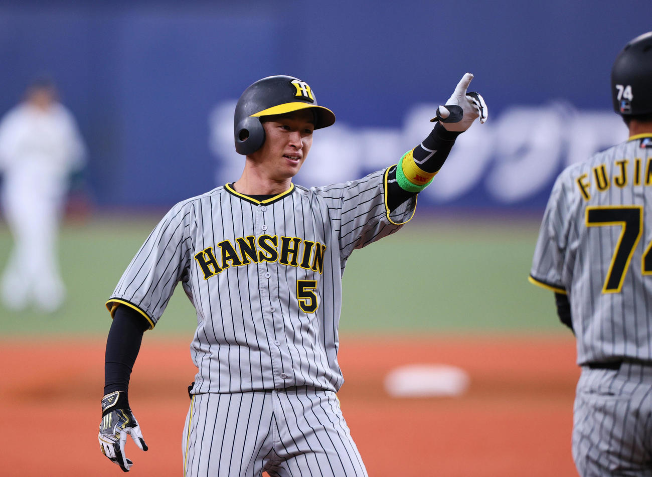 オリックス対阪神　5回表阪神2死一、二塁、近本は2点適時三塁打を放ち、ベンチへ向かってポーズを決める（撮影・上山淳一）