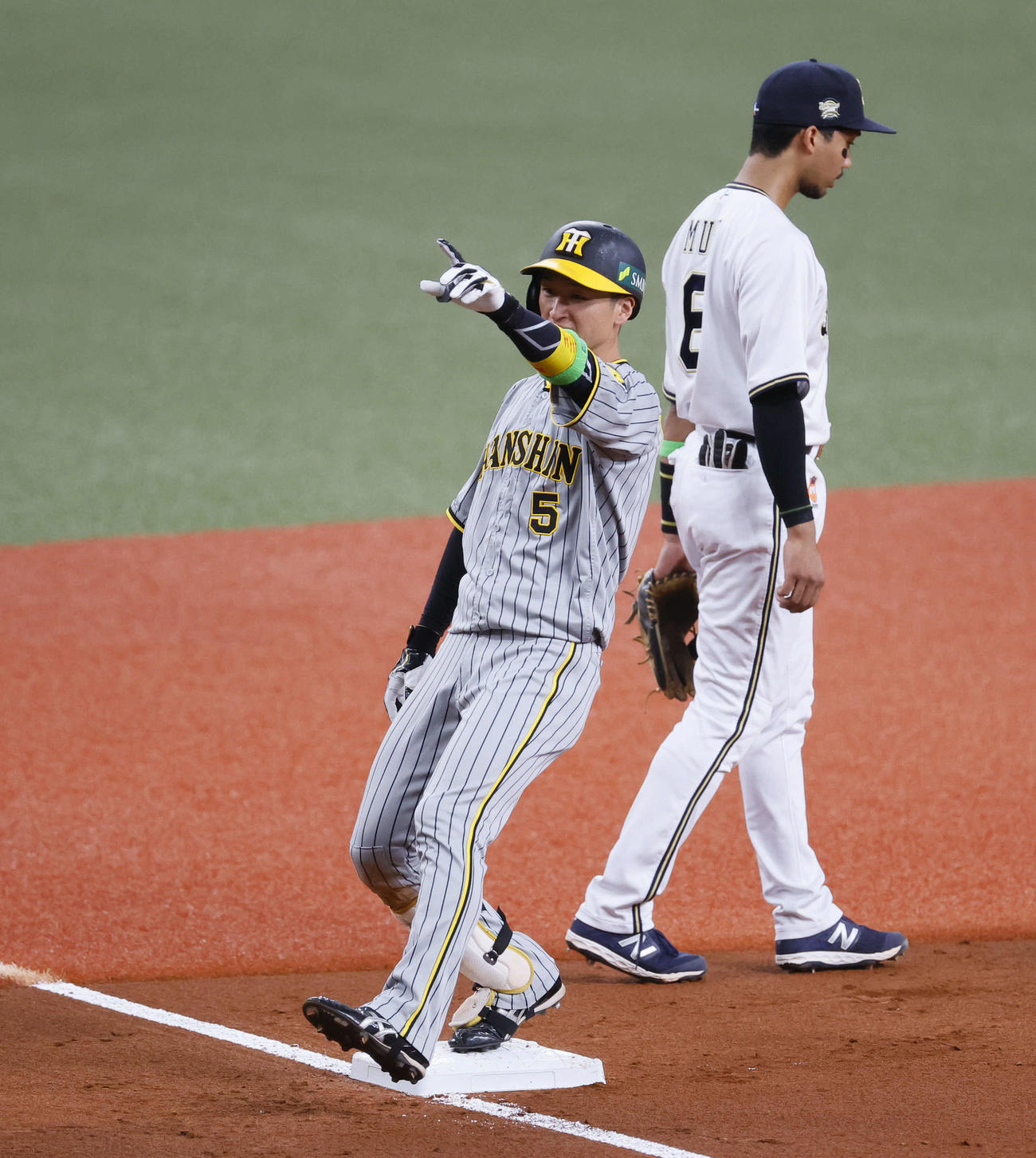 オリックス対阪神　5回表阪神2死一、二塁、2点適時三塁打を放ち、ベンチに向かってポーズをとる近本（撮影・藤尾明華）