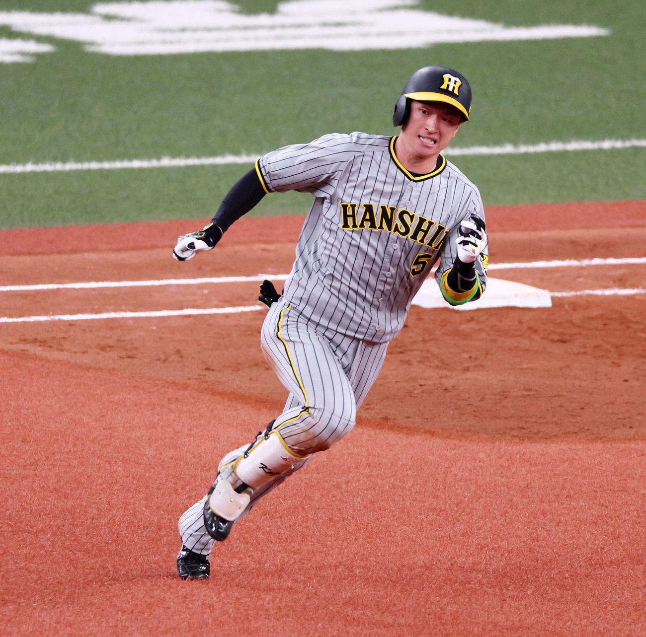 オリックス対阪神　5回表阪神2死一、二塁、近本に右適時三塁打を放つ（撮影・加藤哉）