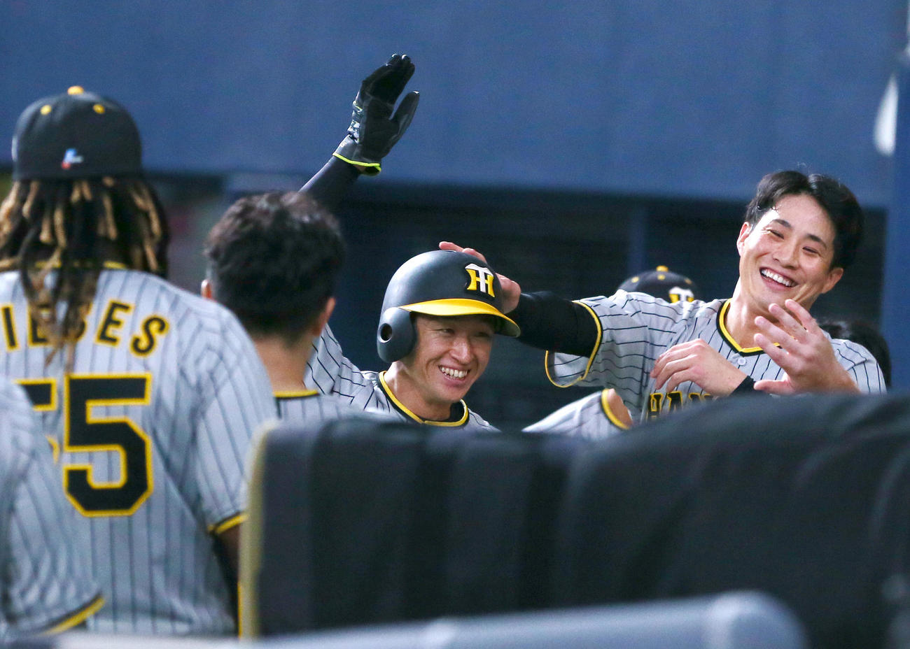 オリックス対阪神　5回表阪神2死三塁、近本（右から2人目）は中野の左前適時打で生還し、木浪（右）から手荒い祝福受ける（撮影・上山淳一）