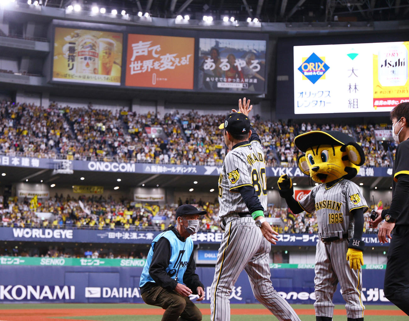 オリックス対阪神　阪神岡田監督は日本シリーズで初勝利を挙げファンの声援に応える（撮影・上山淳一）