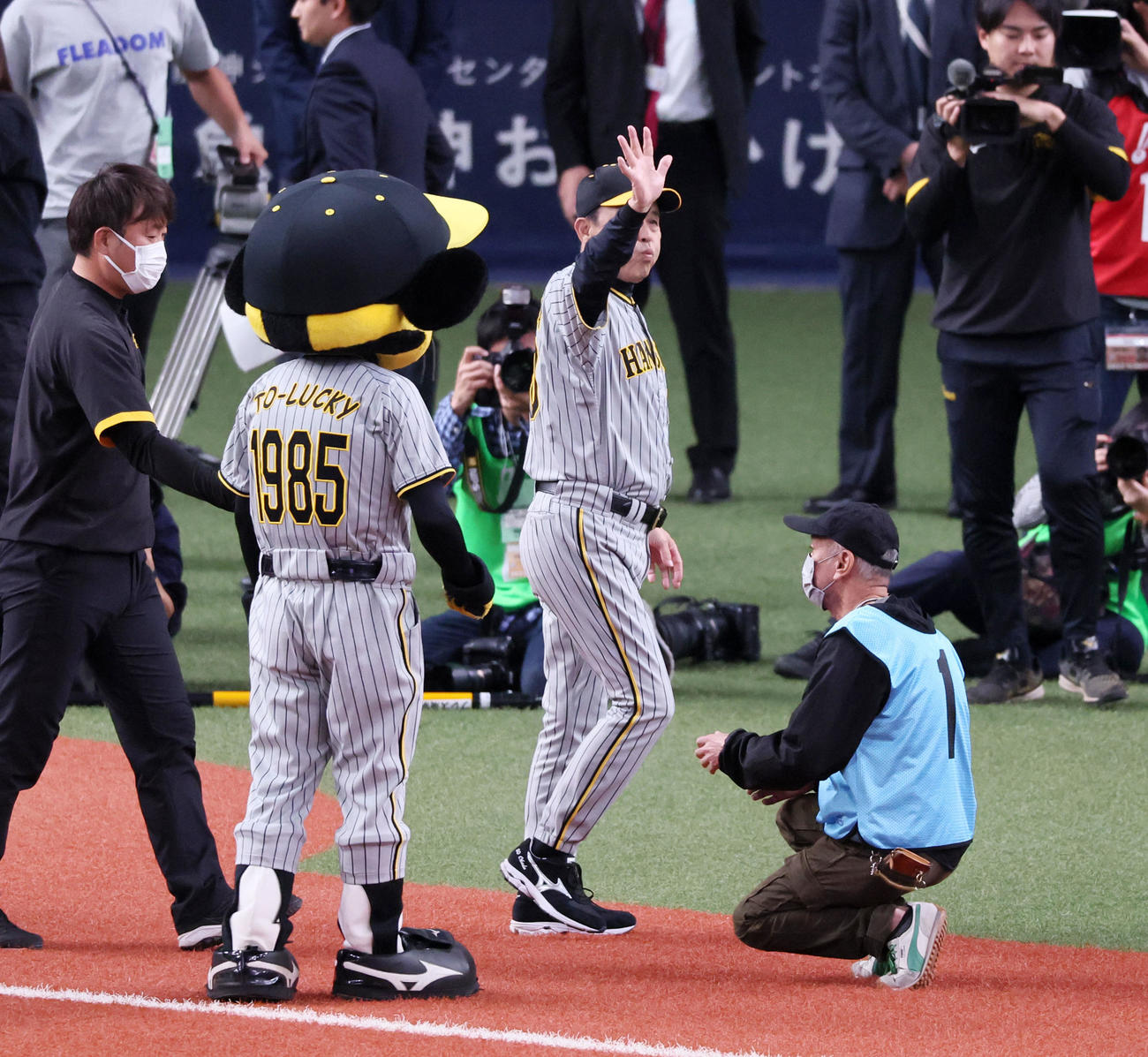 オリックス対阪神　勝利監督インタビューを終えスタンドのファンに手を振る岡田監督（撮影・加藤哉）