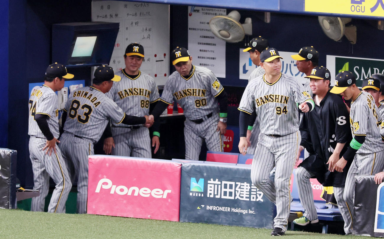 オリックス対阪神　オリックスに勝利し初戦をものにした岡田監督はコーチ陣と握手する（撮影・加藤哉）