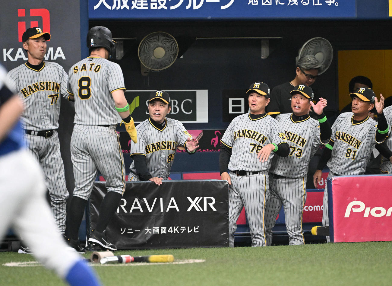 オリックス対阪神　5回表阪神1死三塁、渡辺諒の先制適時打で生還した佐藤輝（左から2人目）を迎える岡田監督（同3人目）ら（撮影・和賀正仁）