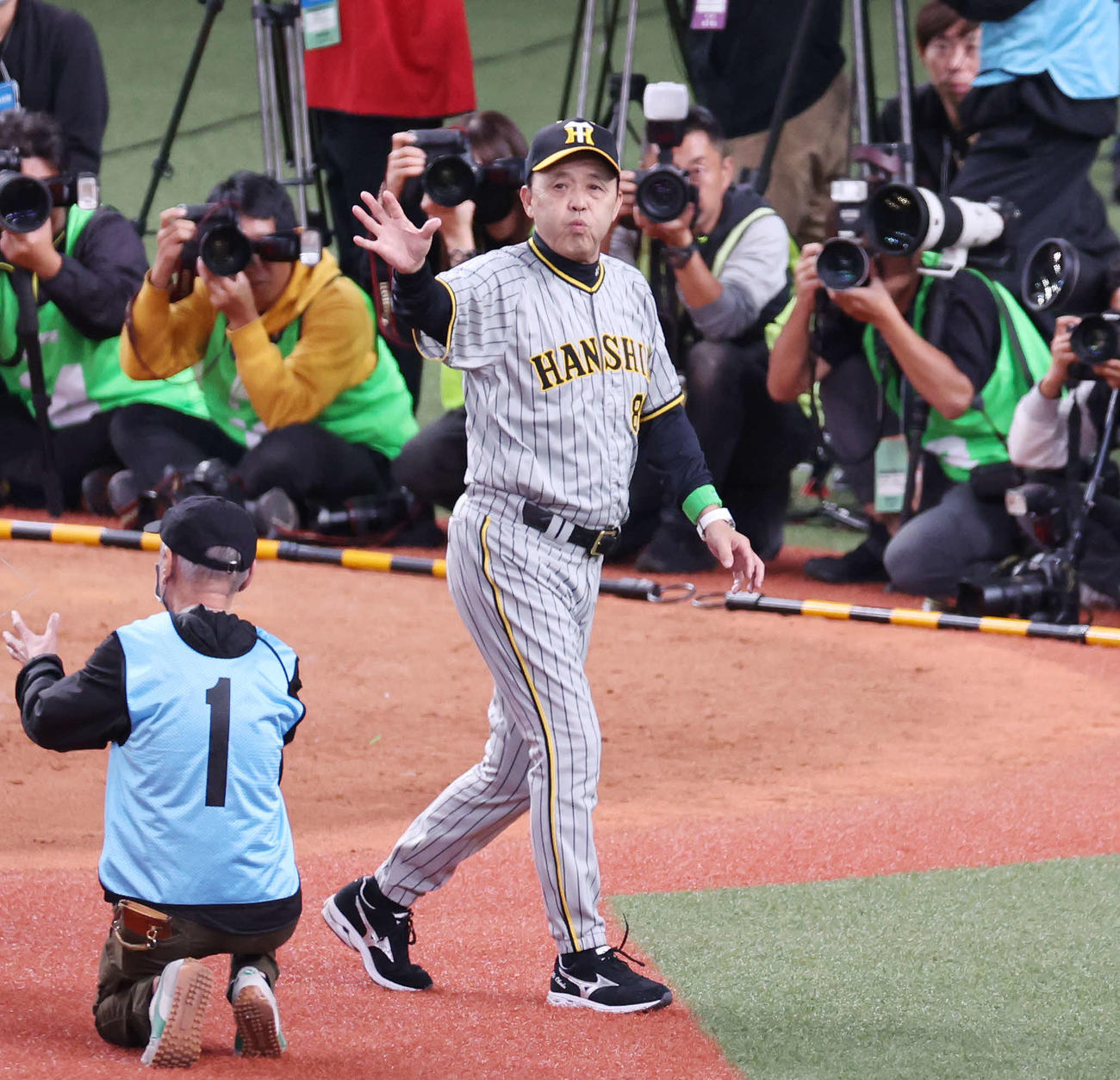 オリックス対阪神　勝利し、ファンに手を振る阪神岡田監督（撮影・宮地輝）
