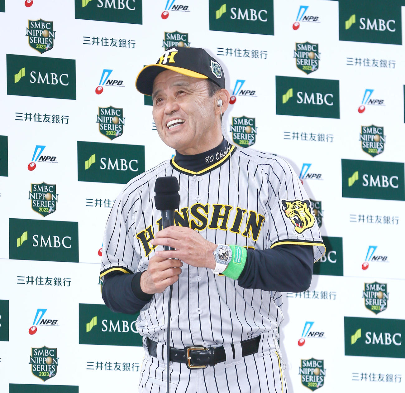 オリックス対阪神　日本シリーズ初勝利を挙げ、インタビューで笑顔を見せる阪神岡田監督（撮影・上山淳一）