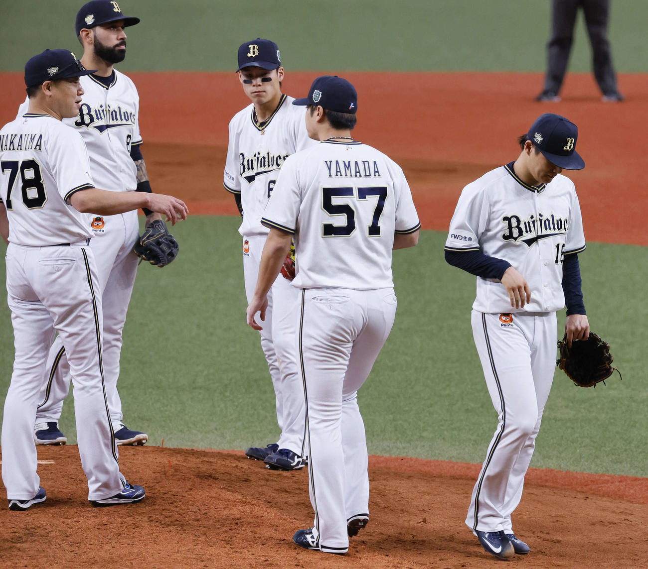 オリックス対阪神　6回表阪神2死二、三塁、降板する山本（右端）（撮影・藤尾明華）