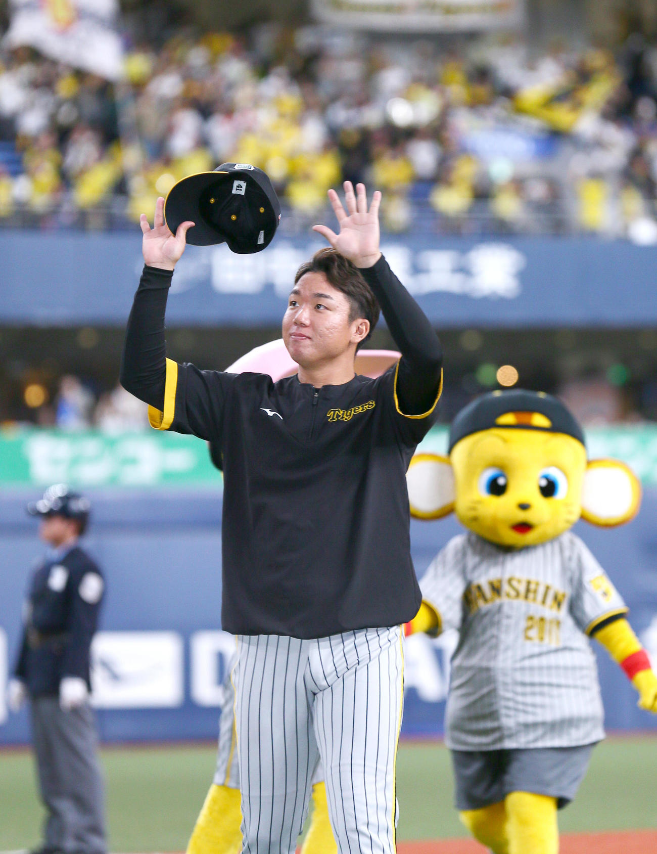 オリックス対阪神　オリックスから勝利を挙げ、ファンの歓声に手を振って応える阪神村上（撮影・上山淳一）
