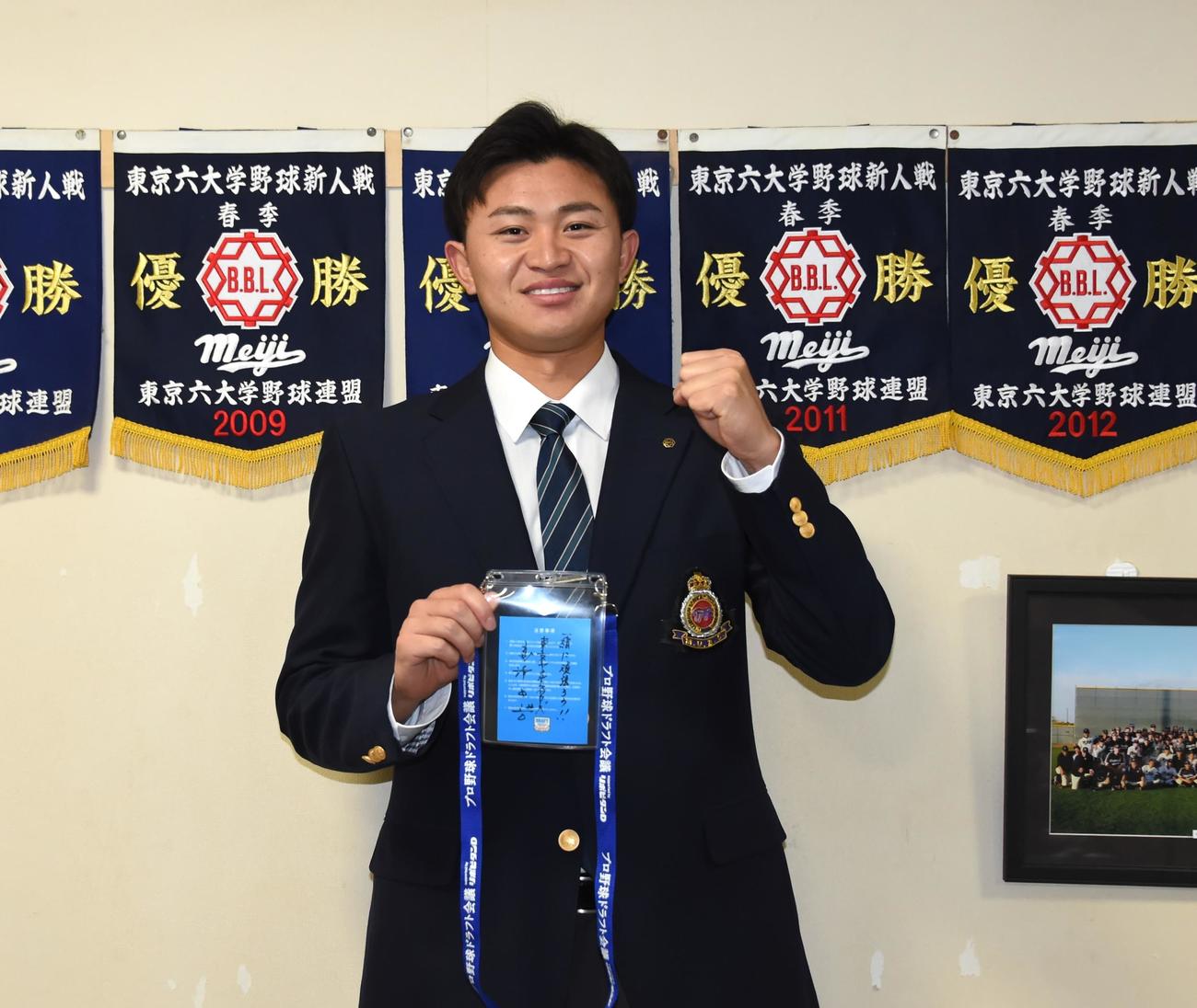 ヤクルトからドラフト3位指名を受けた明大・石原は指名あいさつを終えて笑顔でガッツポーズ（撮影・鈴木正章）