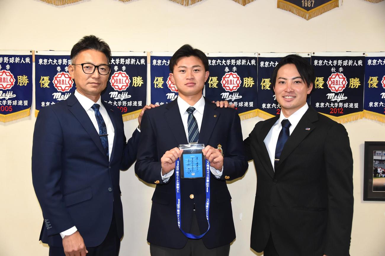 ヤクルトからドラフト3位指名を受けた明大・石原（中央）は橿渕スカウトグループデスク（左）と吉田スカウトから指名あいさつを受け、引き締まった表情でで健闘を誓う（撮影・鈴木正章）