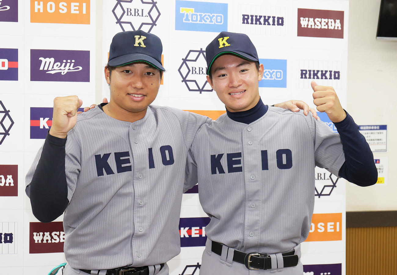 早大対慶大　勝利し笑顔でポーズを決める慶大の栗林泰（左）と竹内（撮影・足立雅史）