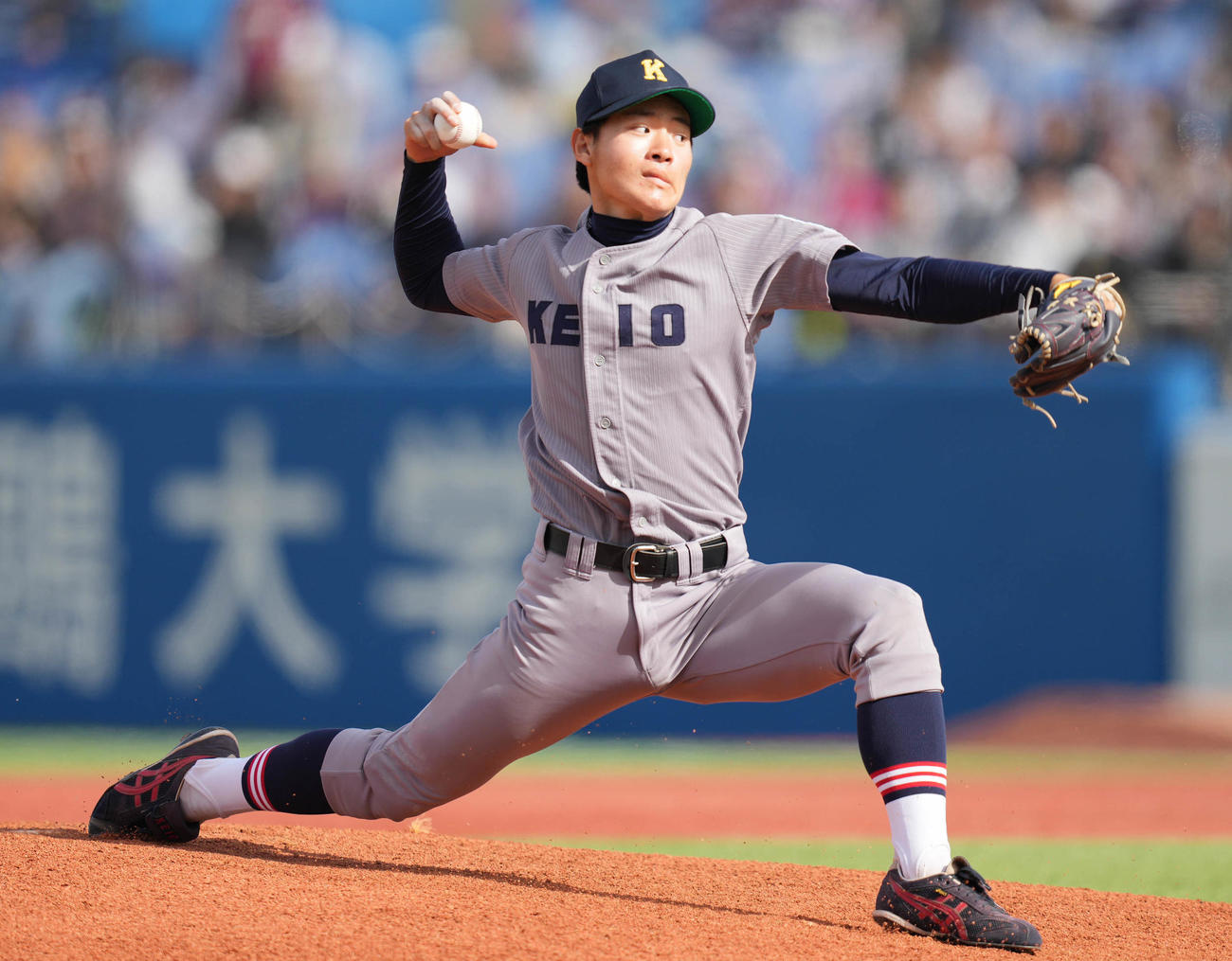 早大対慶大　先発し力投する慶大・竹内（撮影・鈴木みどり）