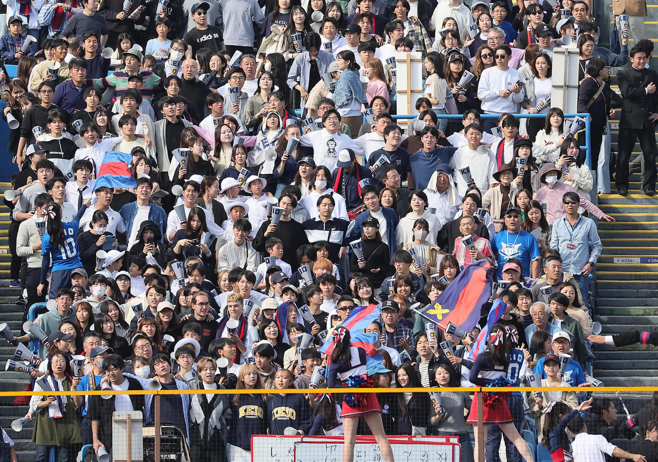 早大対慶大　1回に2点を奪い盛り上がる慶大応援席（撮影・足立雅史）