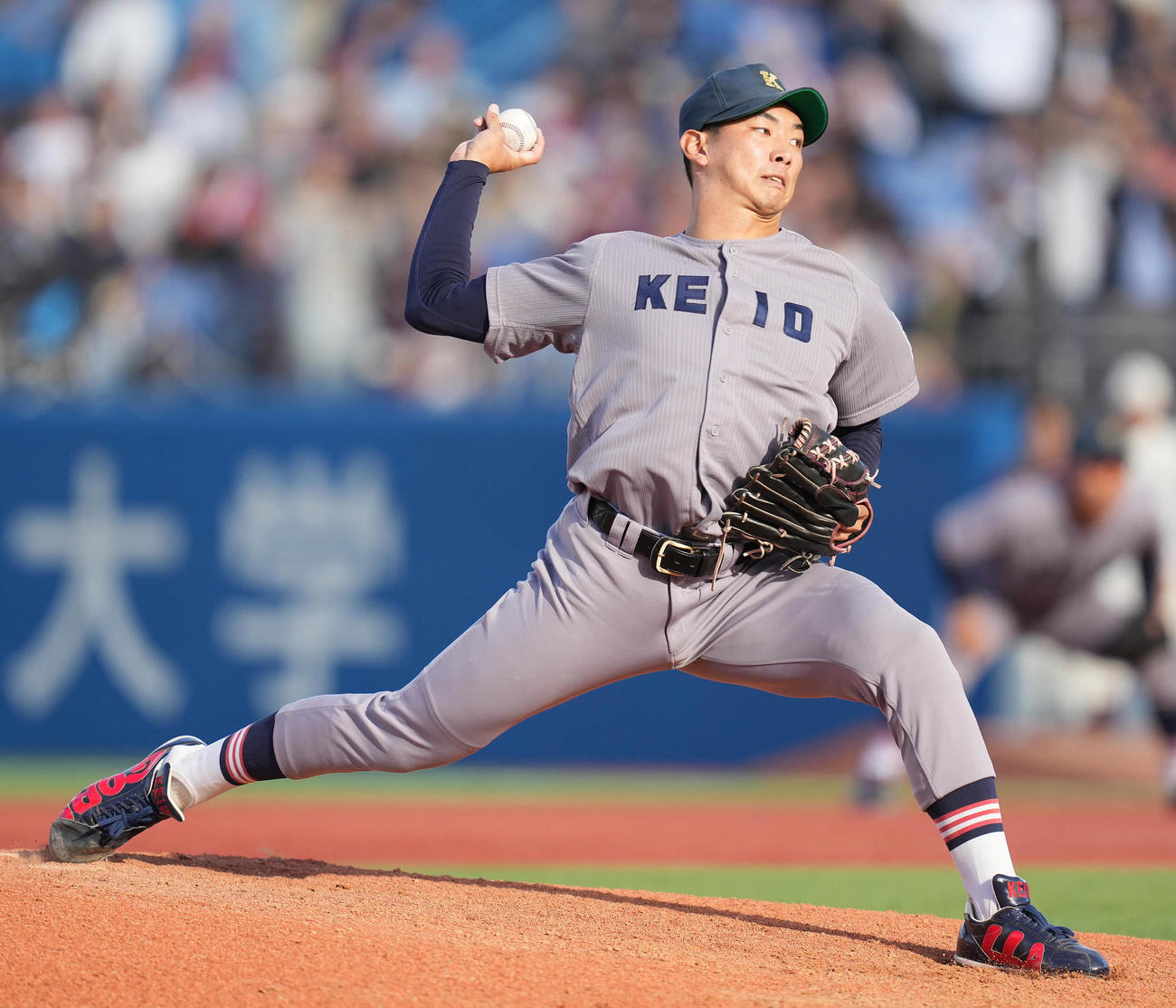 早大対慶大　7回表から2番手で登板した慶大・谷村（撮影・鈴木みどり）