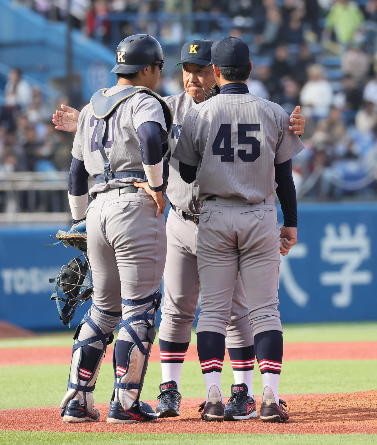早大対慶大　6回、慶大マウンドの竹内（右）と捕手宮崎（左）に声をかける堀井監督（撮影・足立雅史）
