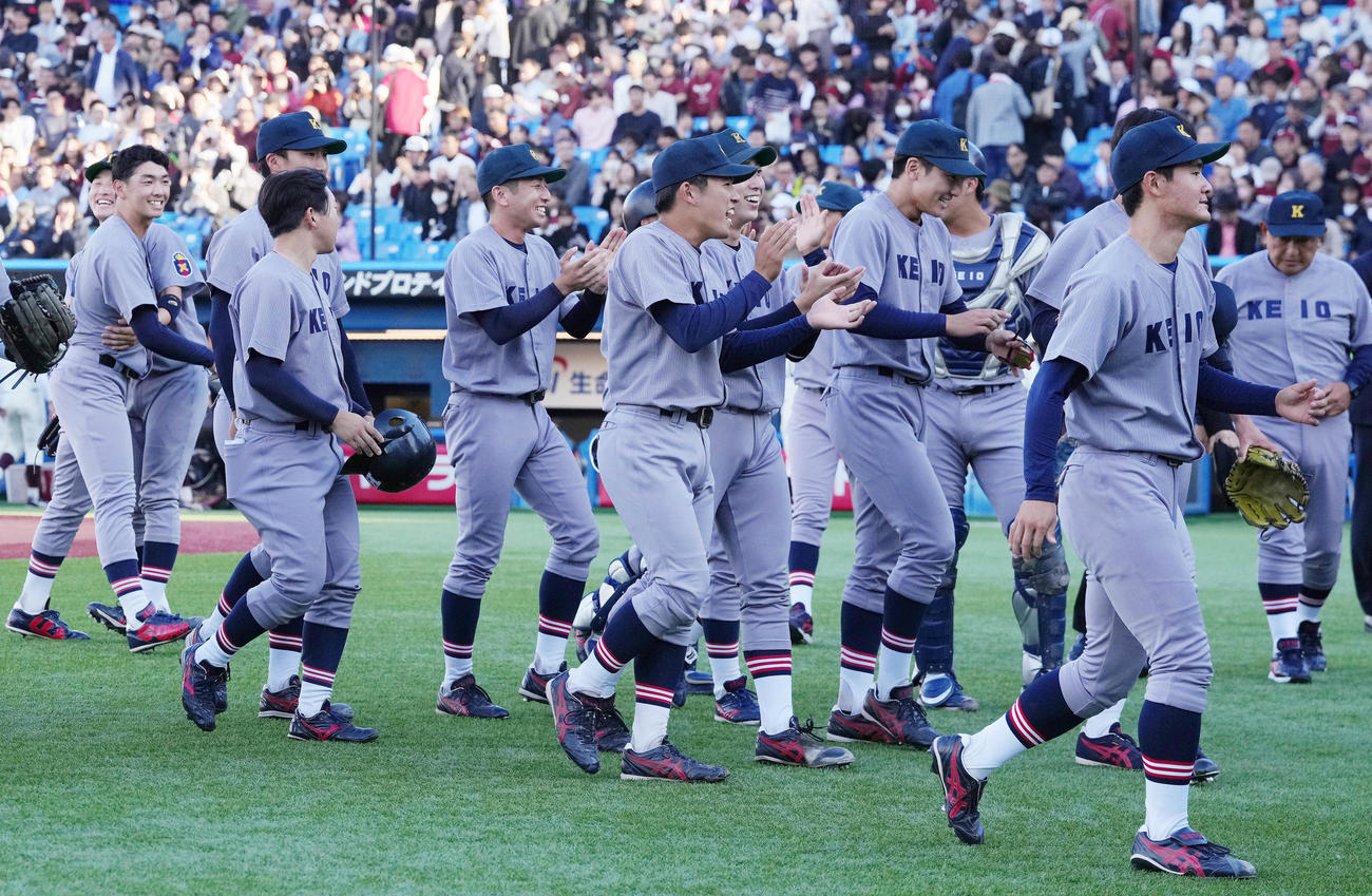 早大対慶大　早大に勝利し、笑顔の慶大ナイン（撮影・鈴木みどり）