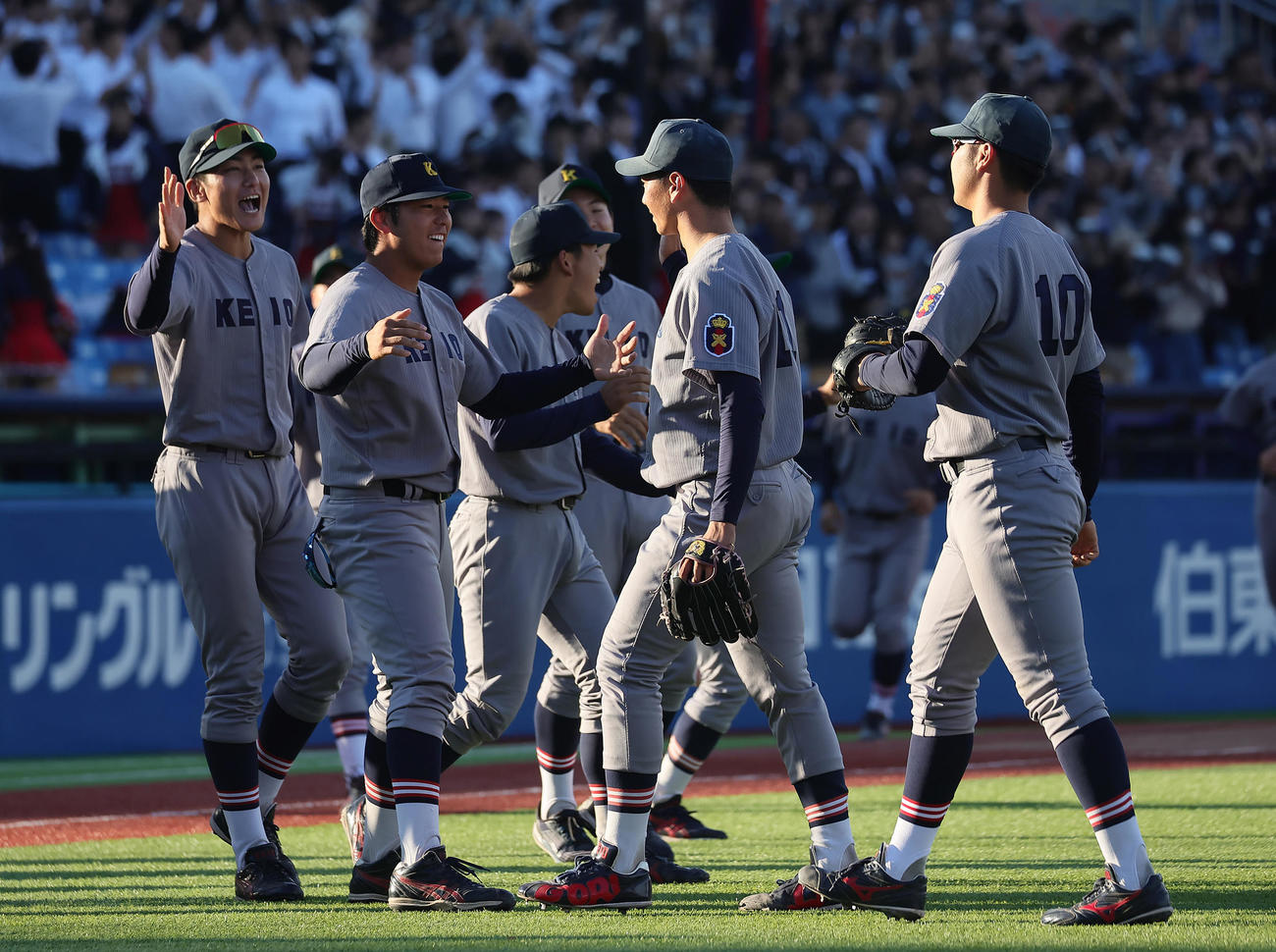 早大対慶大　勝利しタッチを交わす慶大ナイン（撮影・足立雅史）