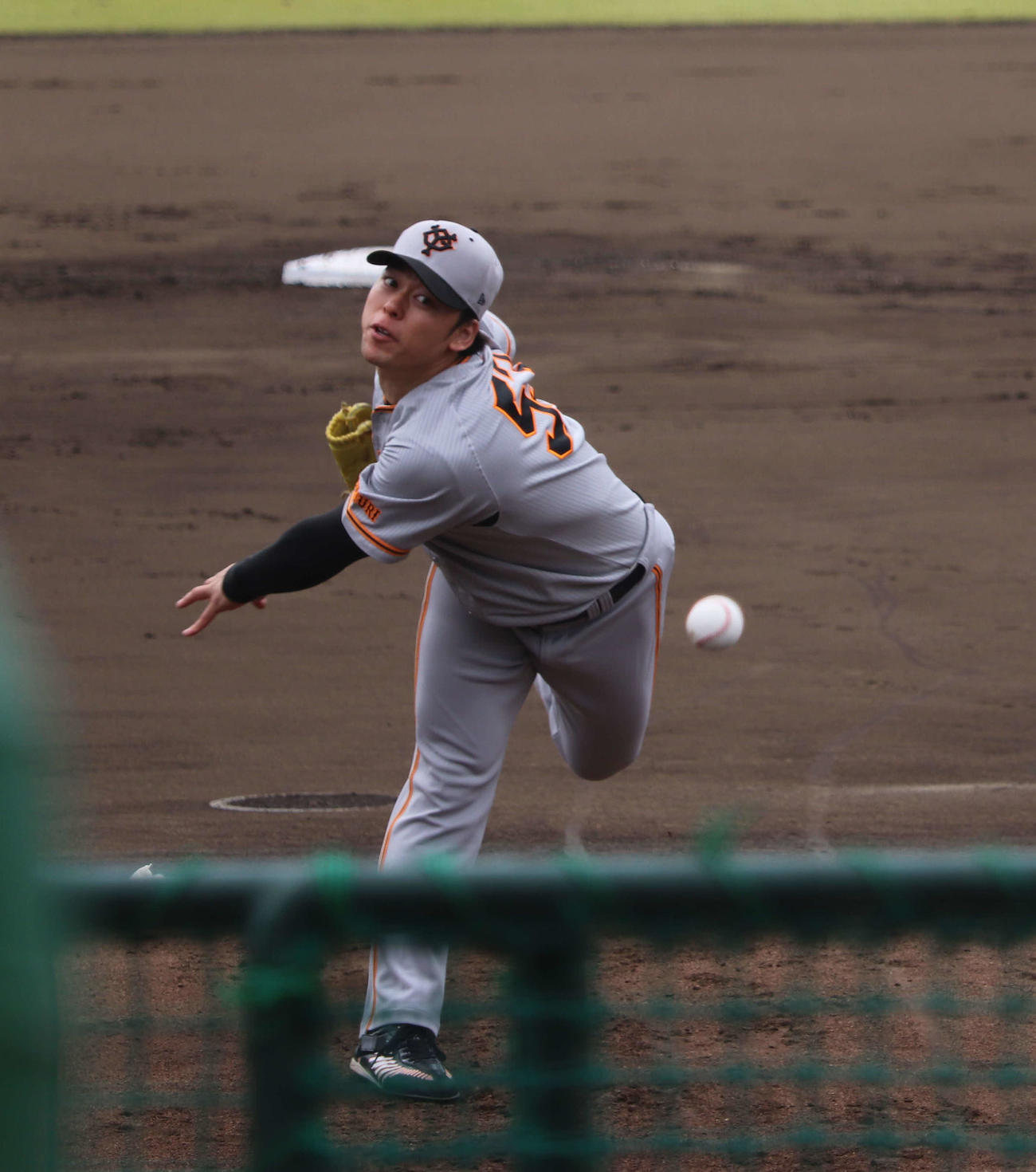 ジャイアンツ球場での秋季練習でシート打撃に登板した巨人高梨（撮影・小早川宗一郎）
