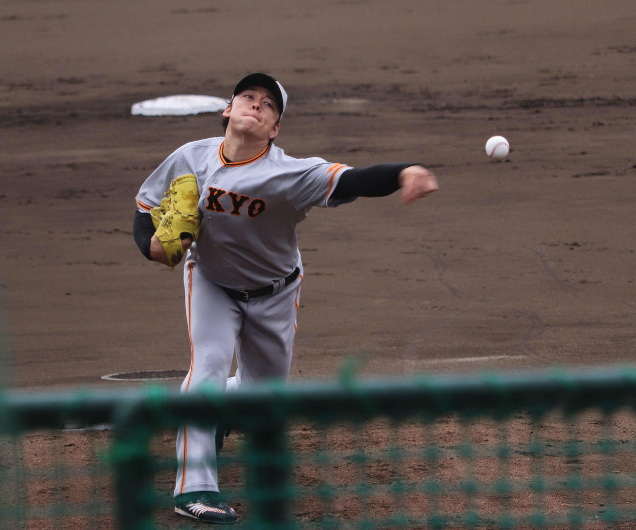 ジャイアンツ球場での秋季練習でシート打撃に登板した巨人高梨（撮影・小早川宗一郎）