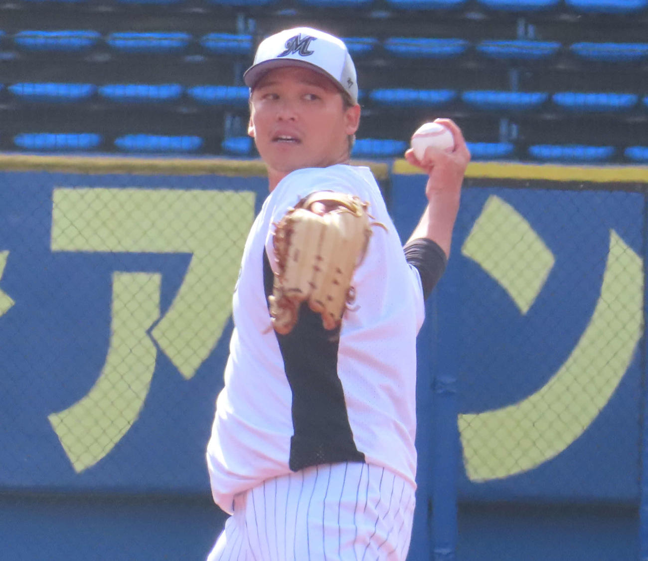 キャッチボールを行うロッテ石川慎（撮影・黒須亮）