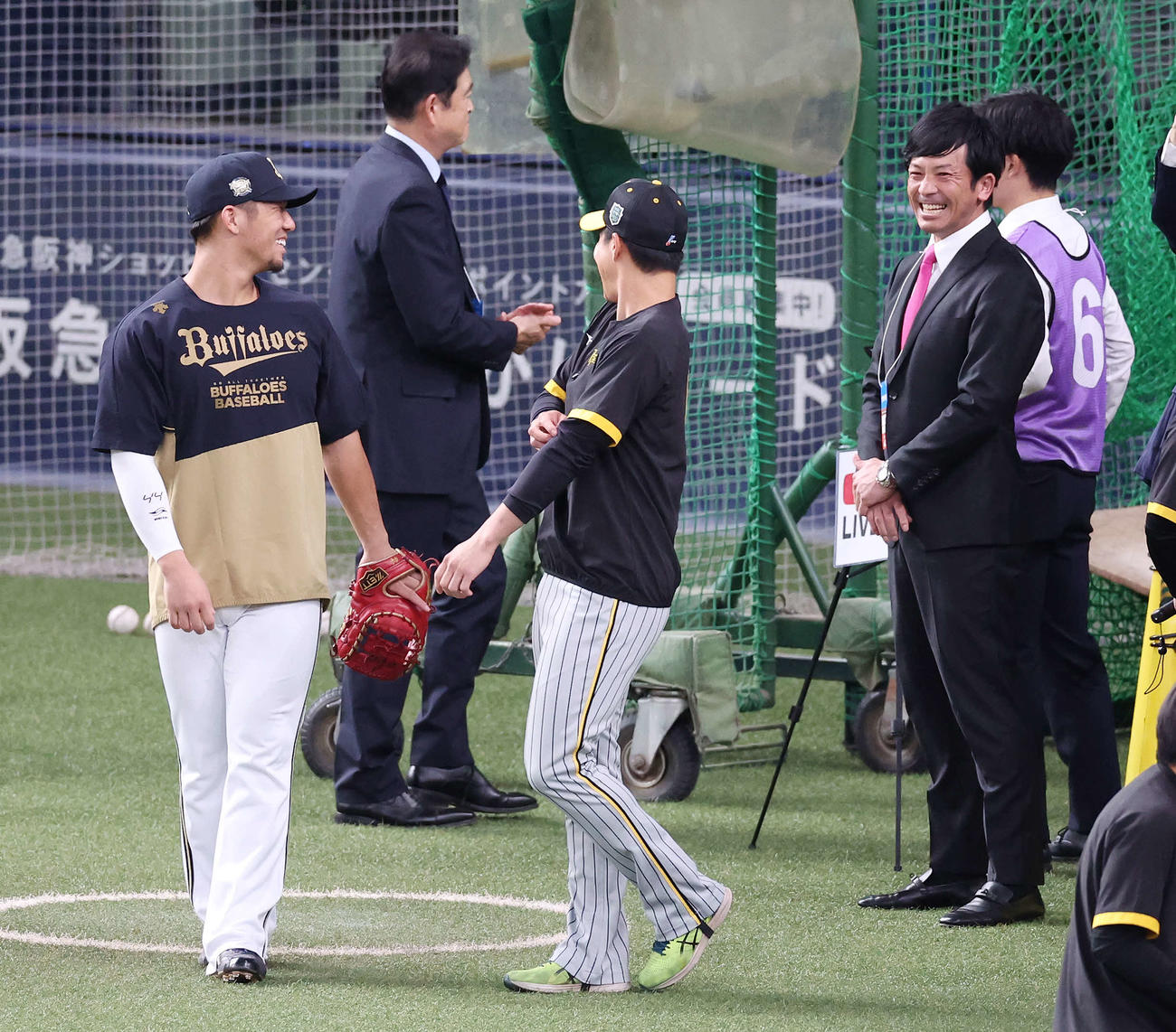 オリックス対阪神　試合前、談笑する左からオリックス頓宮、阪神木浪、松田宣浩氏（撮影・宮地輝）