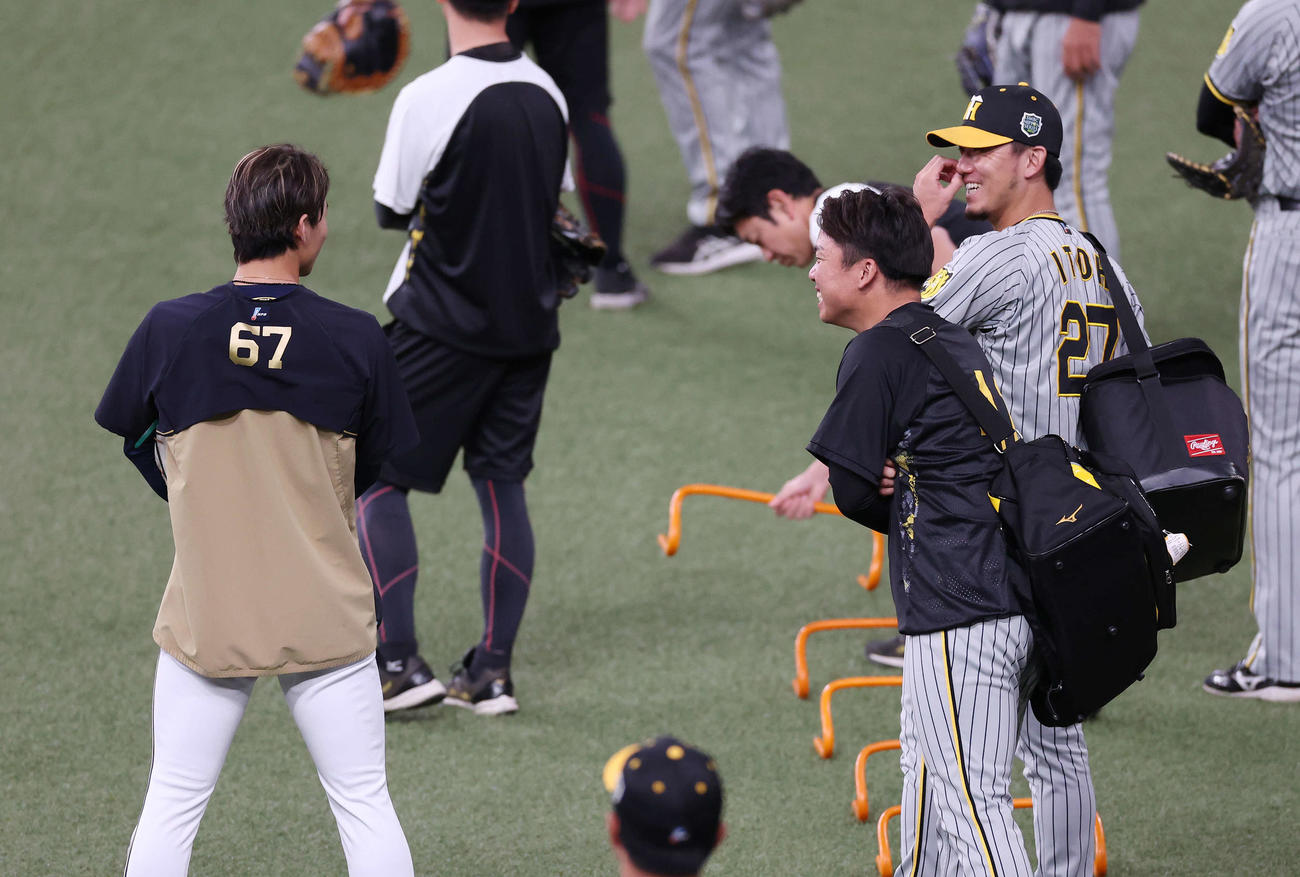 オリックス対阪神　試合前、オリックス中川圭（左）と談笑する阪神村上（中央）と伊藤将（撮影・宮地輝）