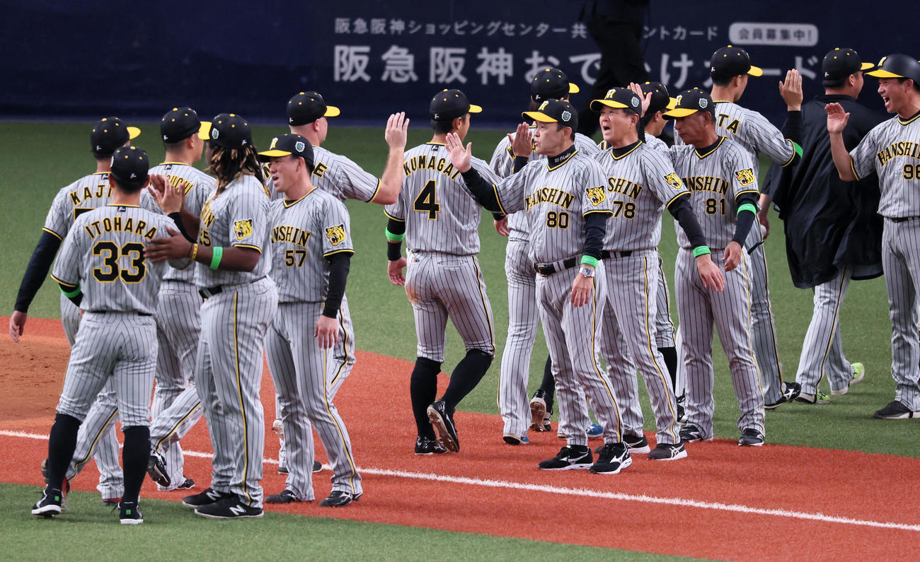 日本シリーズ第1戦で勝利しナインを迎える岡田監督（2023年10月28日撮影）