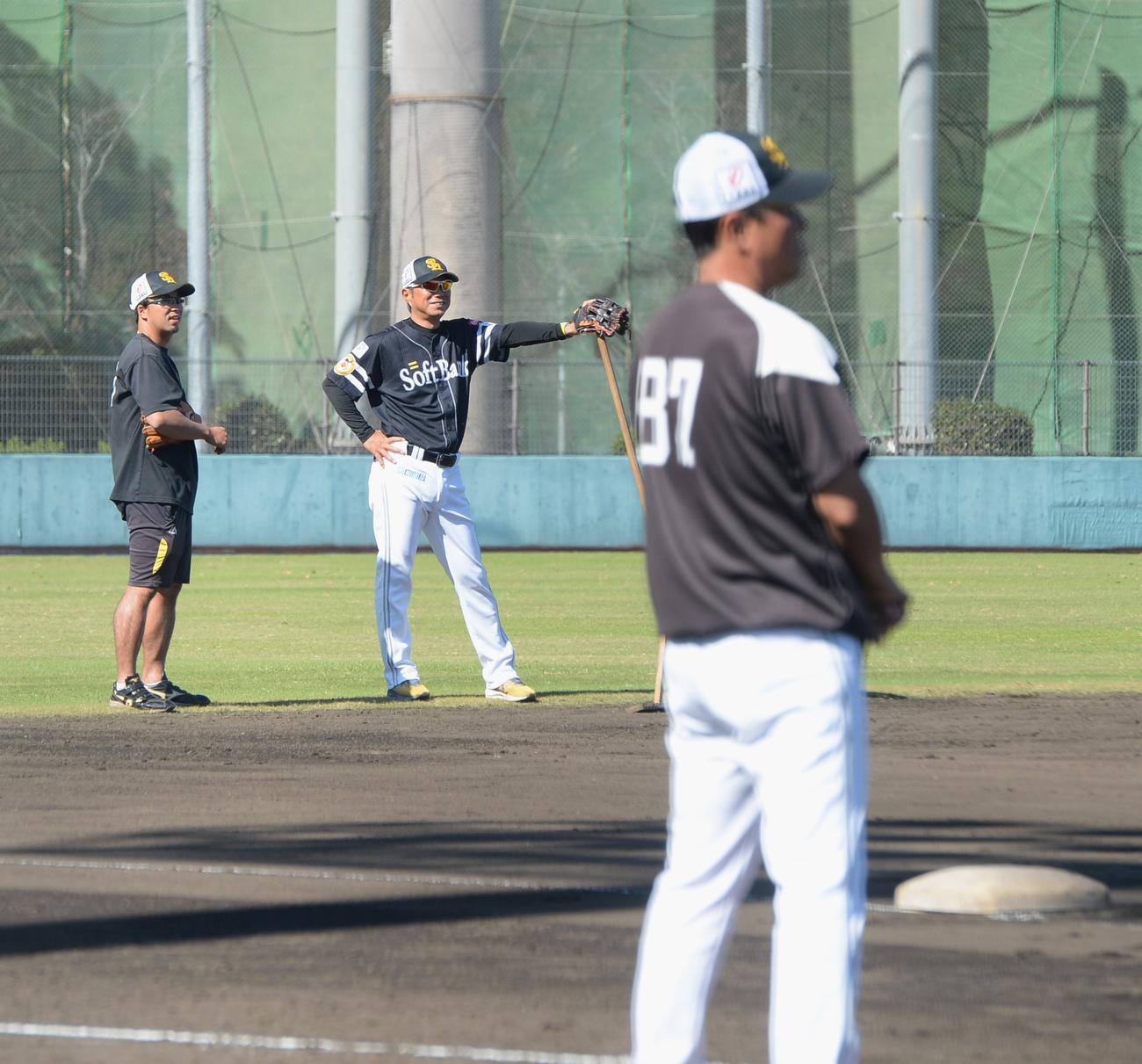 試合前練習を見守るソフトバンク小久保監督（中央）（撮影・佐藤究）