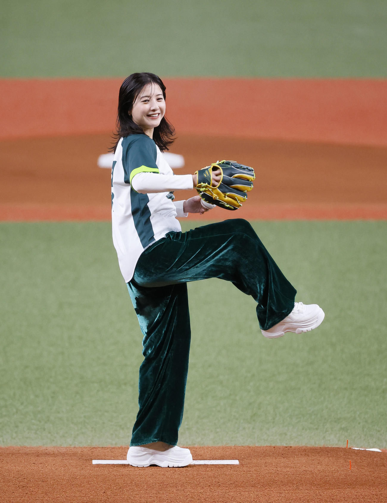 オリックス対阪神　始球式を務める女優の吉高由里子（撮影・藤尾明華）