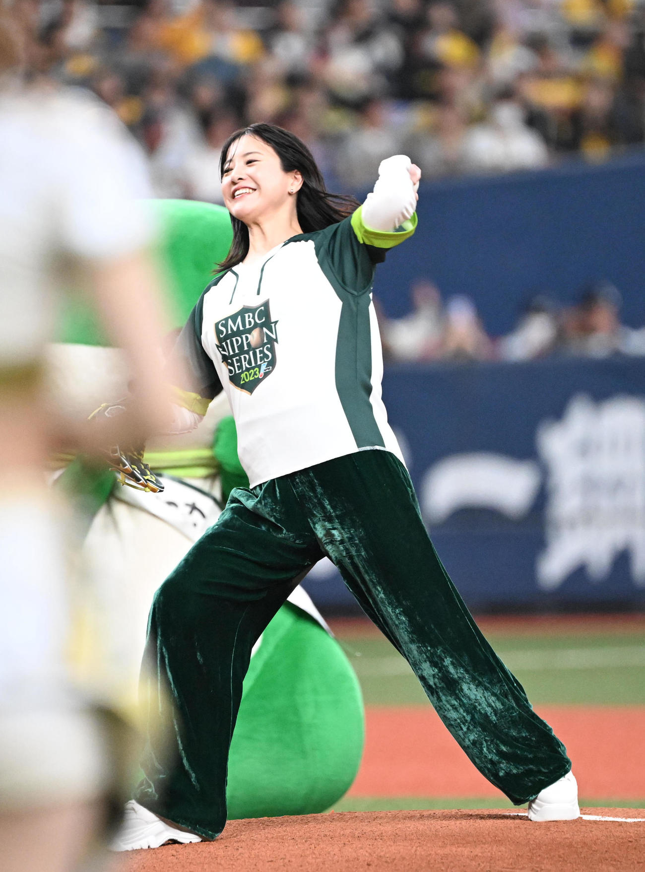 華麗に始球式を務める吉高由里子（撮影・和賀正仁）